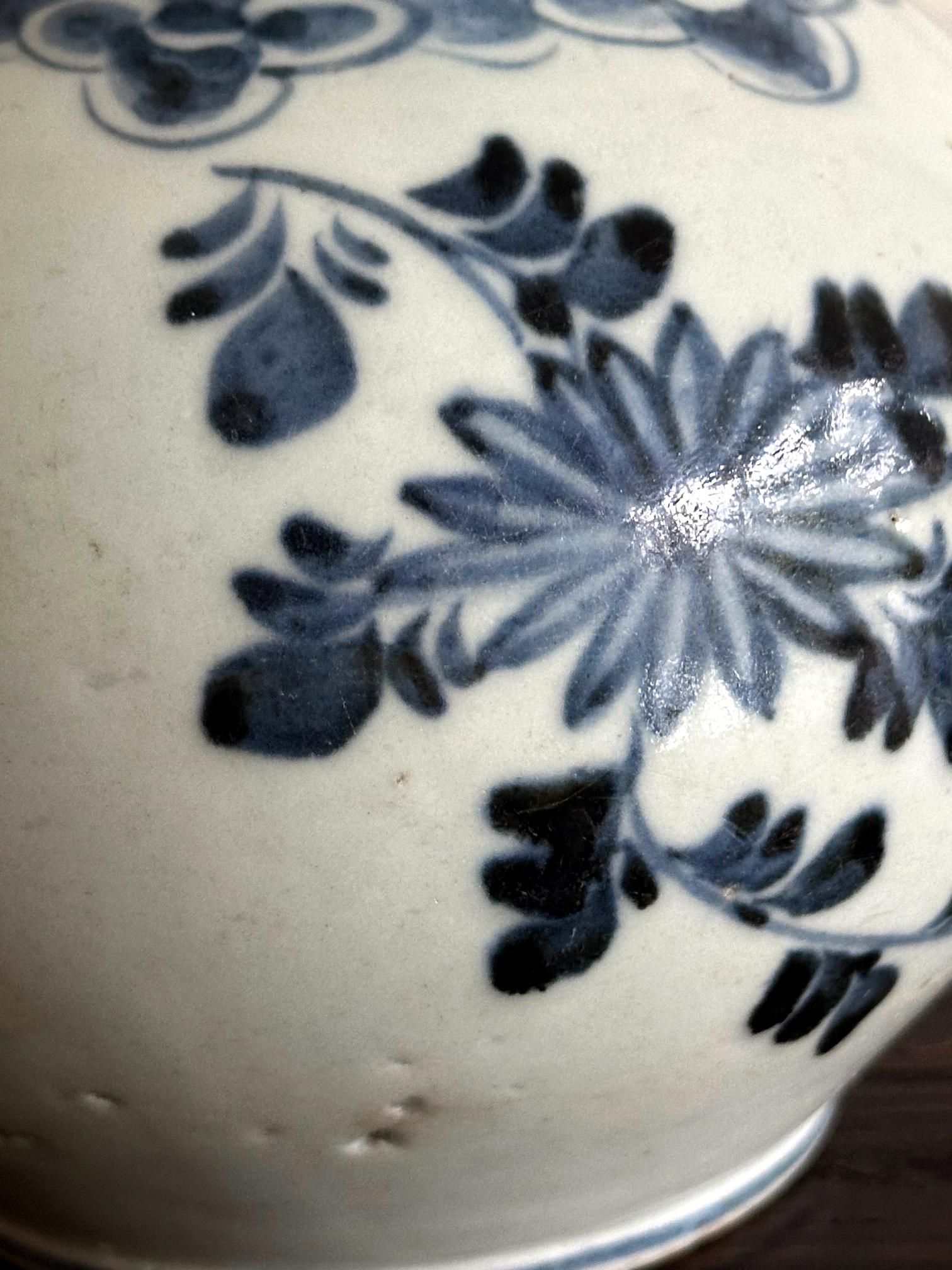 Fine Korean Porcelain Jar with Chrysanthemum Design Joseon Dynasty For Sale 4