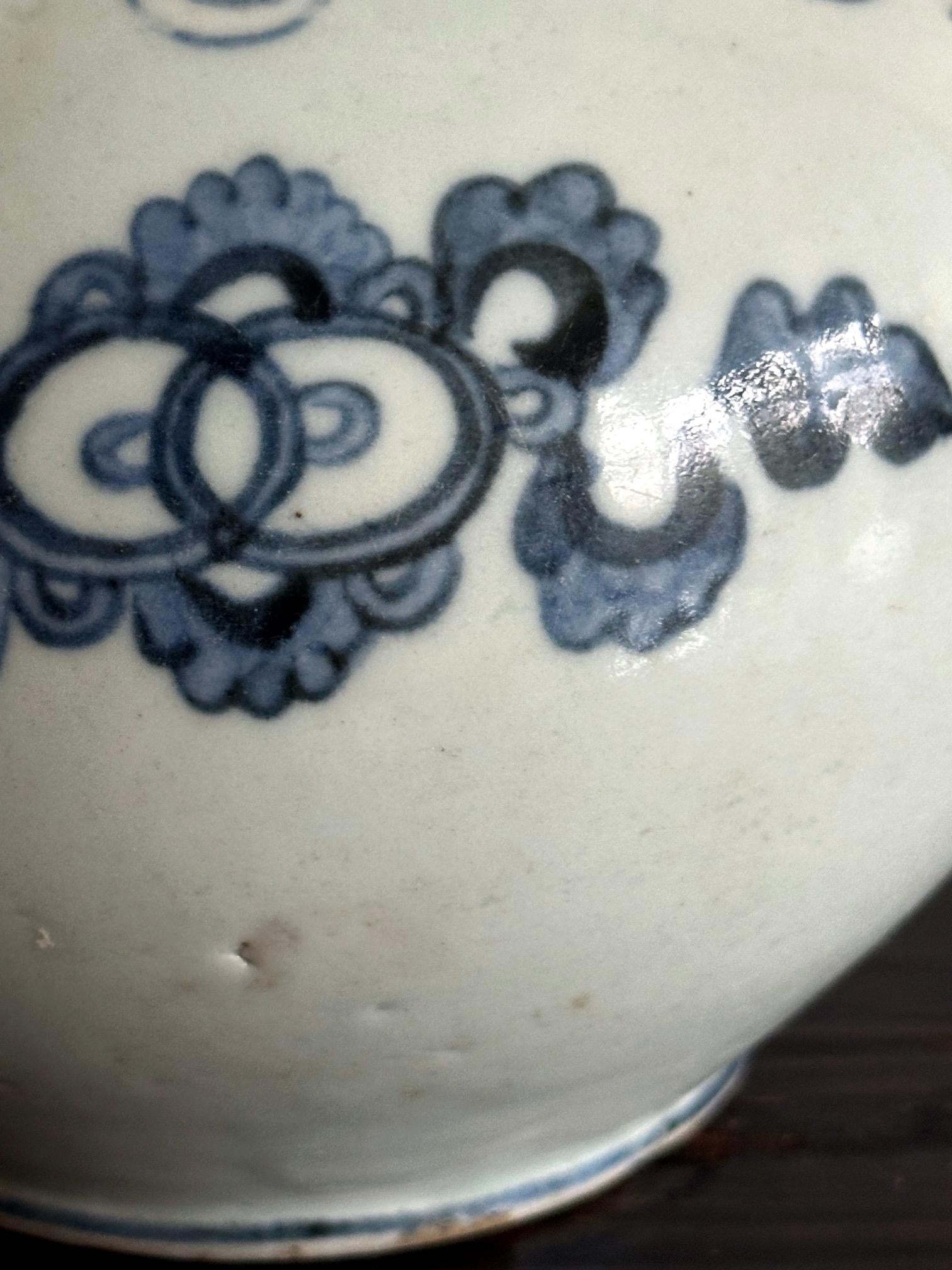 Fine Korean Porcelain Jar with Chrysanthemum Design Joseon Dynasty For Sale 6