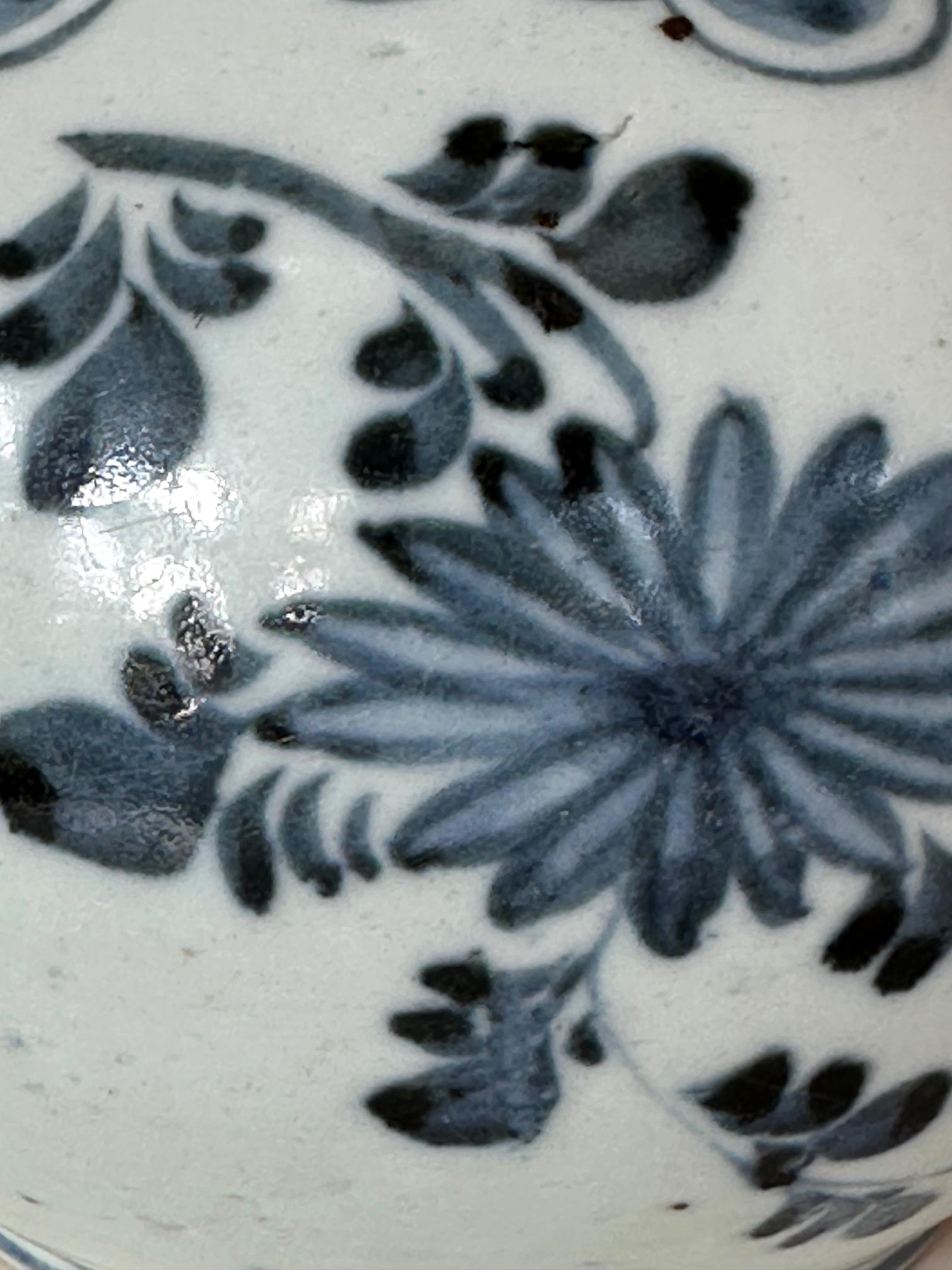 Fine Korean Porcelain Jar with Chrysanthemum Design Joseon Dynasty For Sale 7