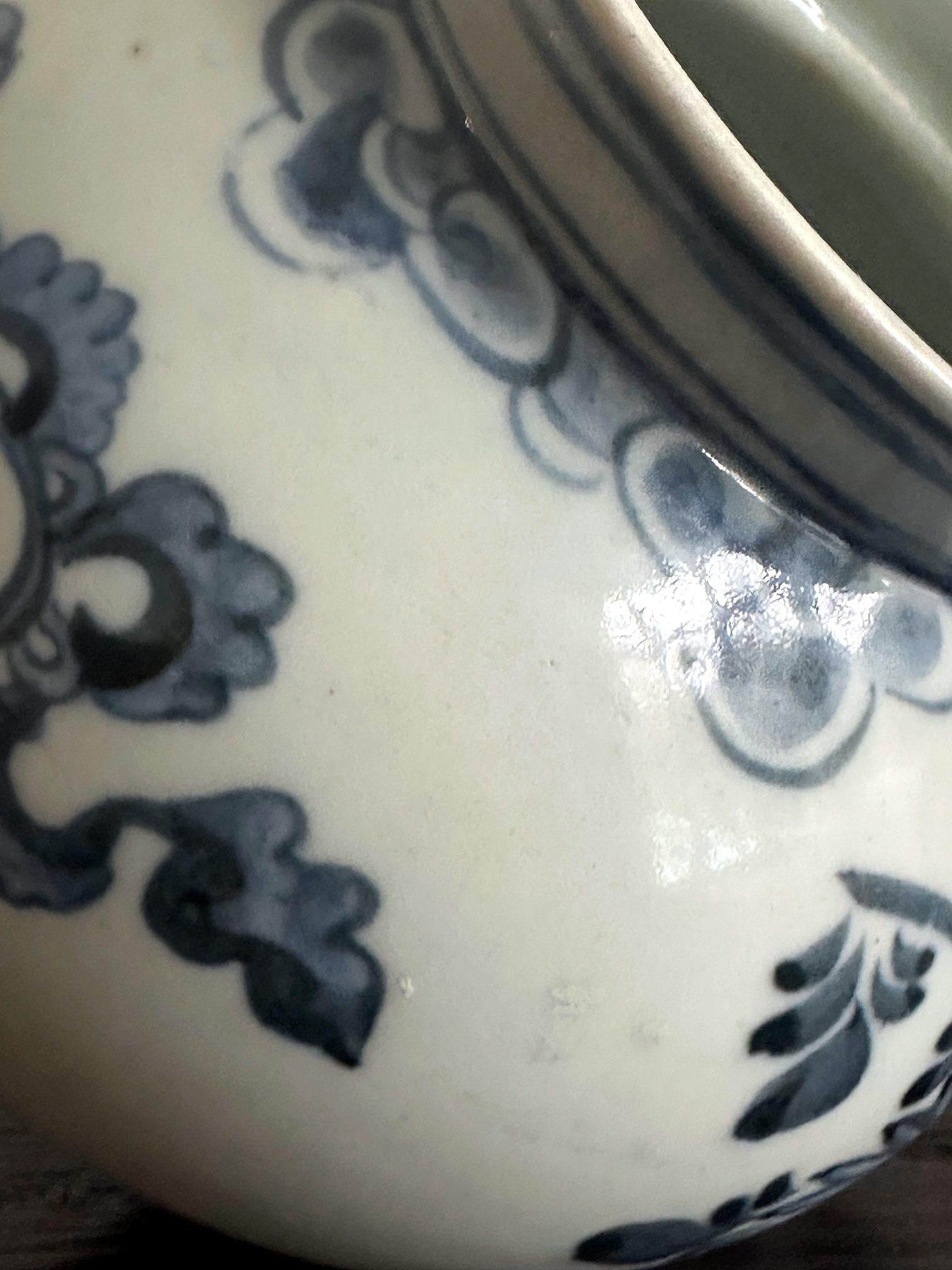 Fine Korean Porcelain Jar with Chrysanthemum Design Joseon Dynasty For Sale 9
