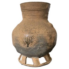 Jarre à pied en poterie coréenne avec long col Période Silla