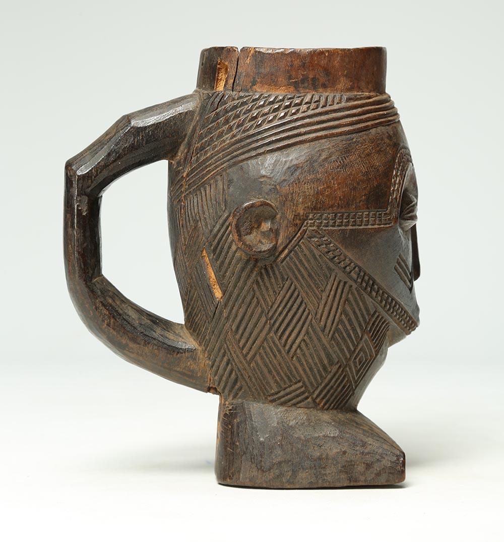 Hand-Carved Fine Kuba Cup with Expressive Face on a Foot Early 20th Century African Art For Sale