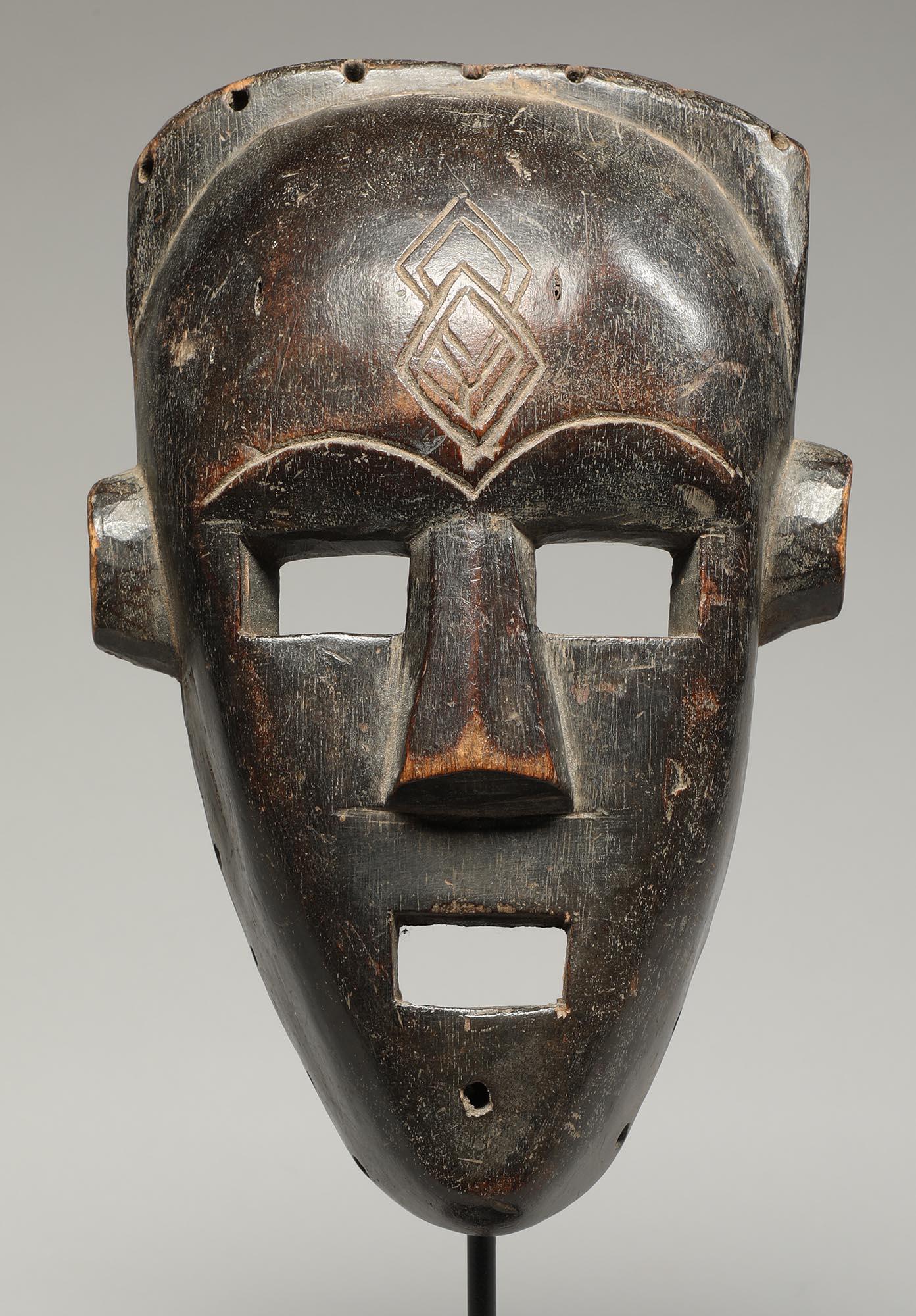 Fine Kuba Kete Face Mask Striking Square Eyes:: Mouth Congo:: Africa Custom Stand Bon état à Point Richmond, CA