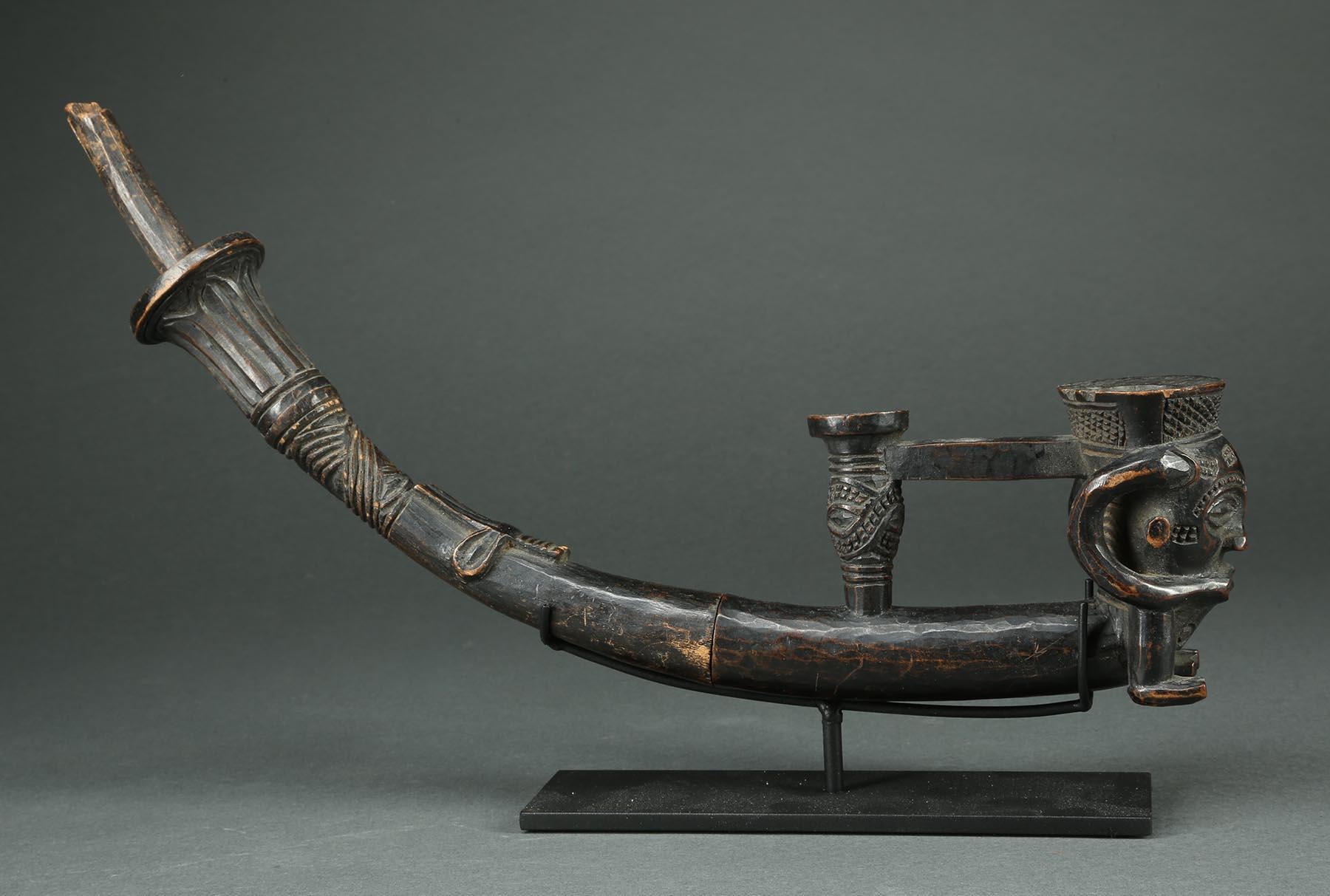 Congolese Fine Kuba Wood Figural Tribal African Pipe, early 20th century 