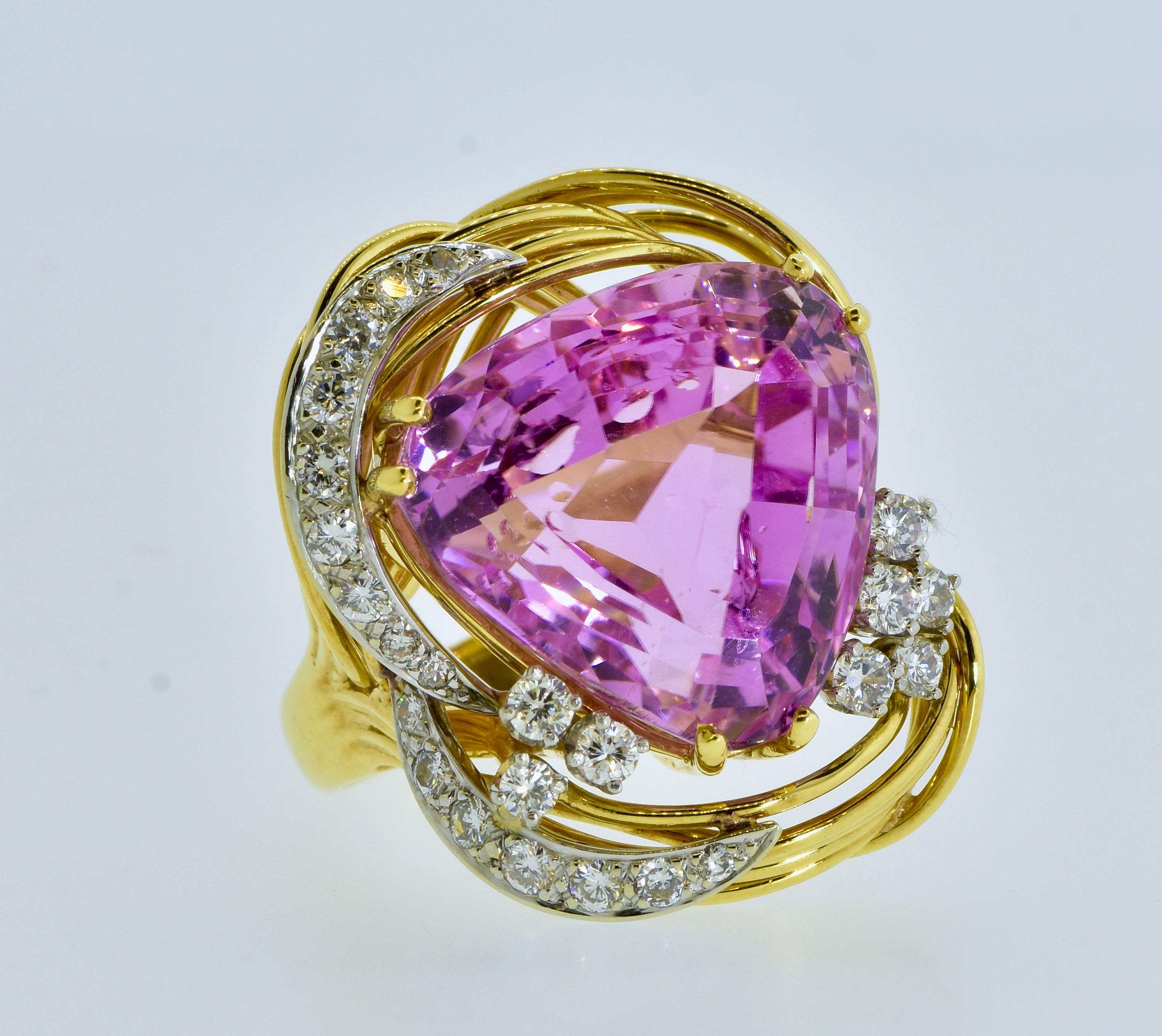 Women's or Men's Fine  30 ct. Kunzite, Diamond and 18K yellow Gold Large Vintage Ring, c. 1960. For Sale