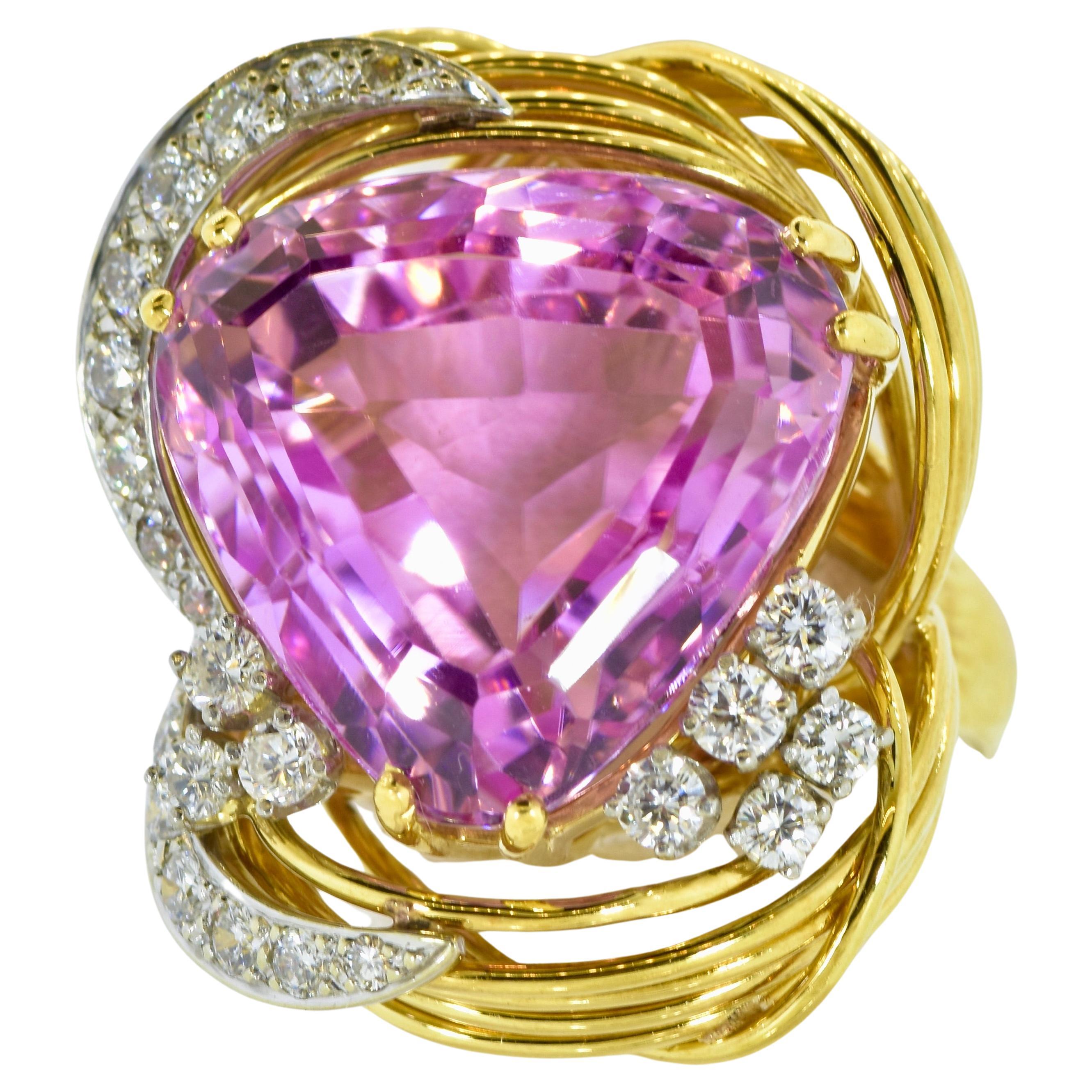 Fine  30 ct. Kunzite, Diamond and 18K yellow Gold Large Vintage Ring, c. 1960. For Sale
