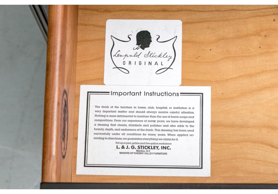 Eine schön gearbeitete Stickley und raffinierte zwei-über-drei gebänderte Bachelor's Chest mit feinen traditionellen Form und die außergewöhnliche Verarbeitung, dass die Stickley Company für viele Jahrzehnte bekannt ist.  Die Truhe ist für eine