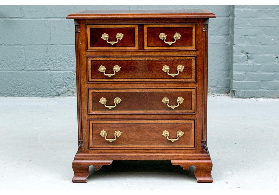 Fein L. & J.G. Stickley Banded Bachelor's Chest (Chippendale) im Angebot