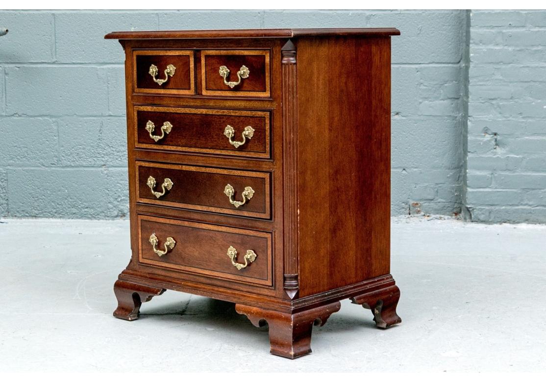 Fein L. & J.G. Stickley Banded Bachelor's Chest (amerikanisch) im Angebot