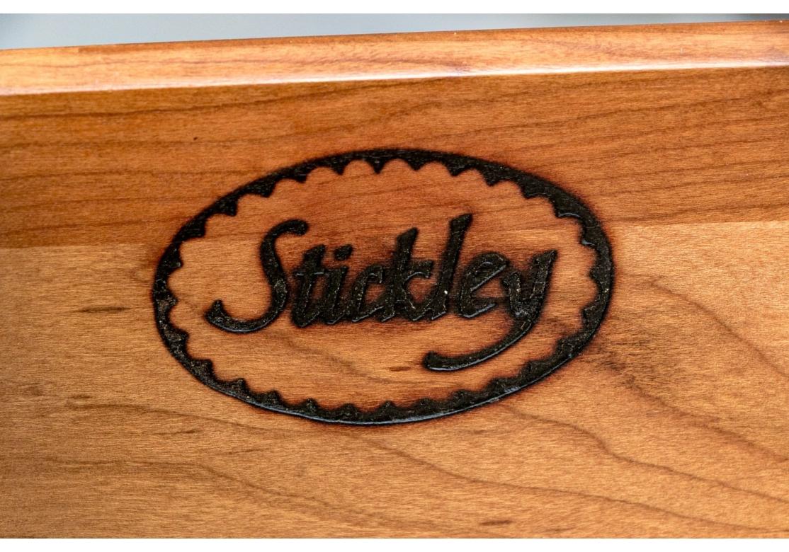 Fein L. & J.G. Stickley Banded Bachelor's Chest (20. Jahrhundert) im Angebot