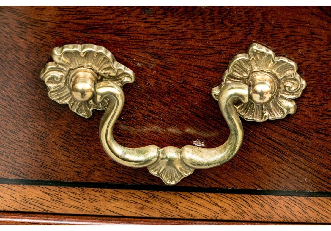 Fein L. & J.G. Stickley Banded Bachelor's Chest (Messing) im Angebot