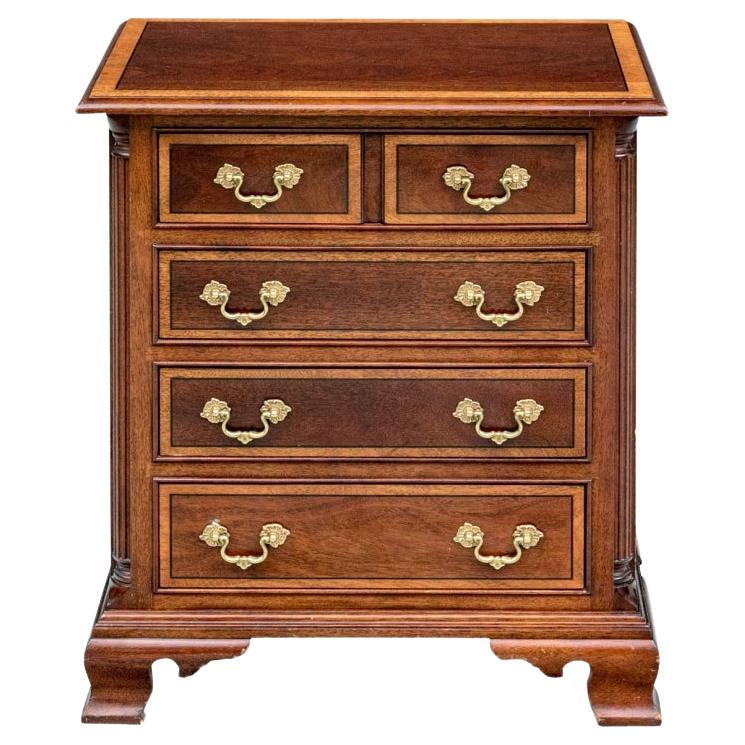 Fein L. 
J.G. Stickley Banded Bachelor
s Chest im Angebot