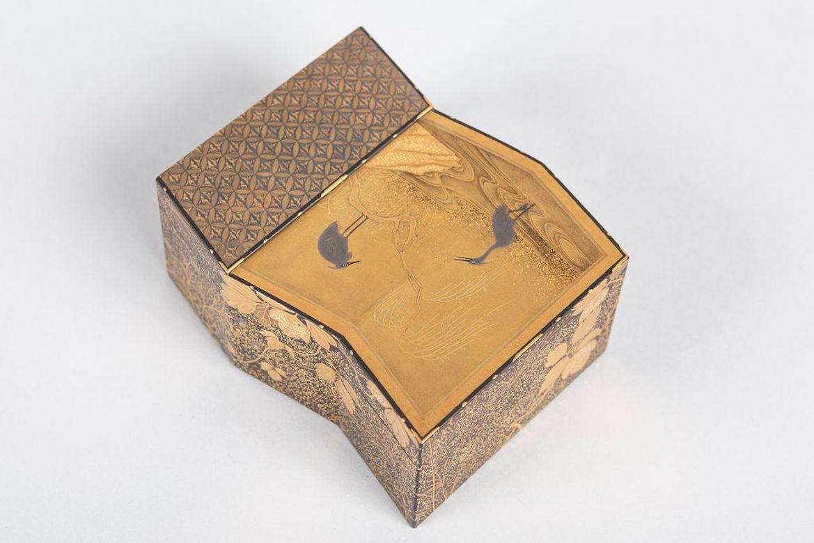 Fine Lacquer Kogo 'Incense Box' In Good Condition For Sale In Hudson, NY