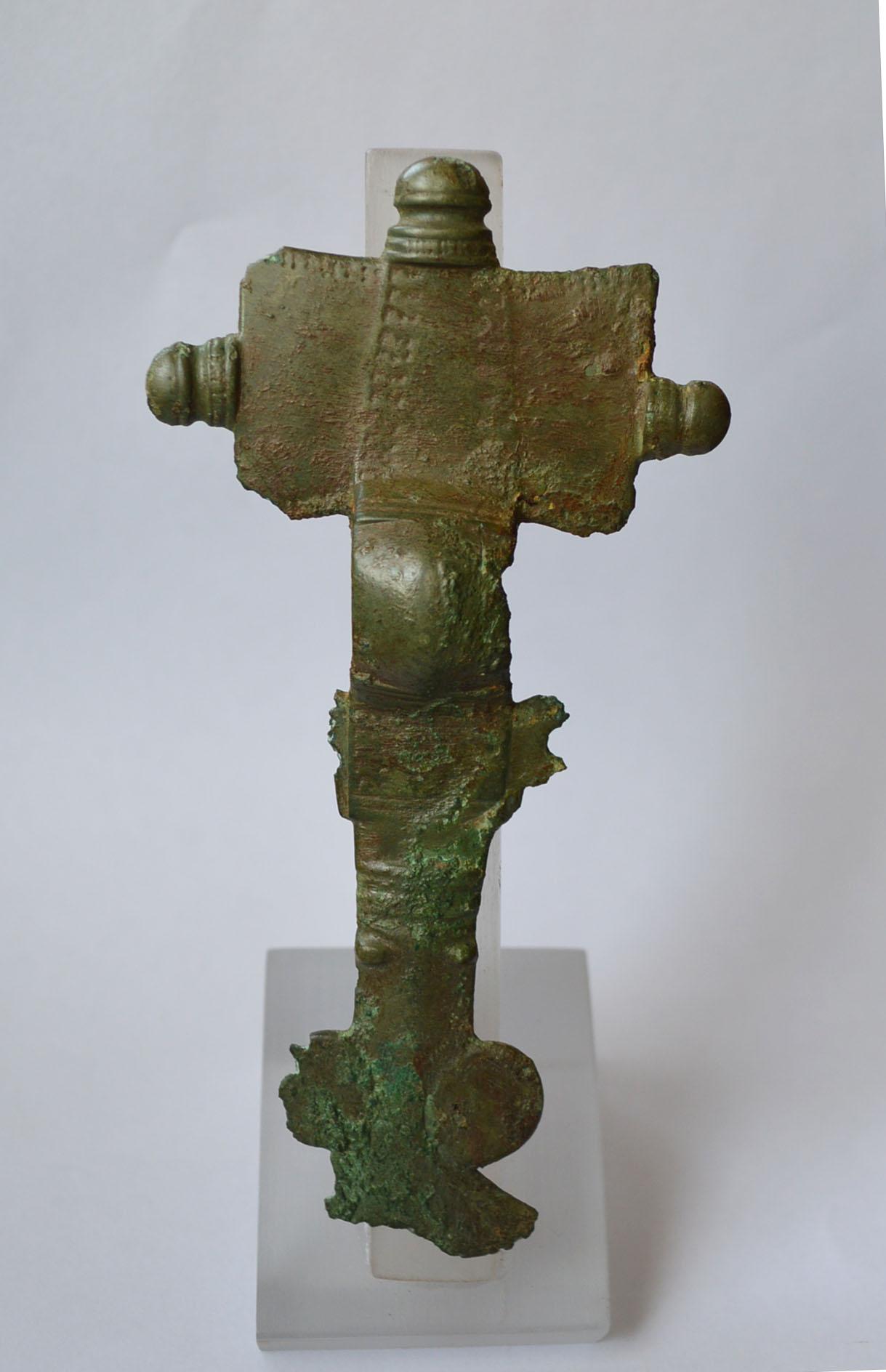 A rare large early Anglo Saxon cruciform headed plate brooch, circa 5th-6th Century A.D.
The large rectangular cruciform head plate bronze brooch adorned on the sides with rounded finials, the lower part
decorated with circular motives, found in