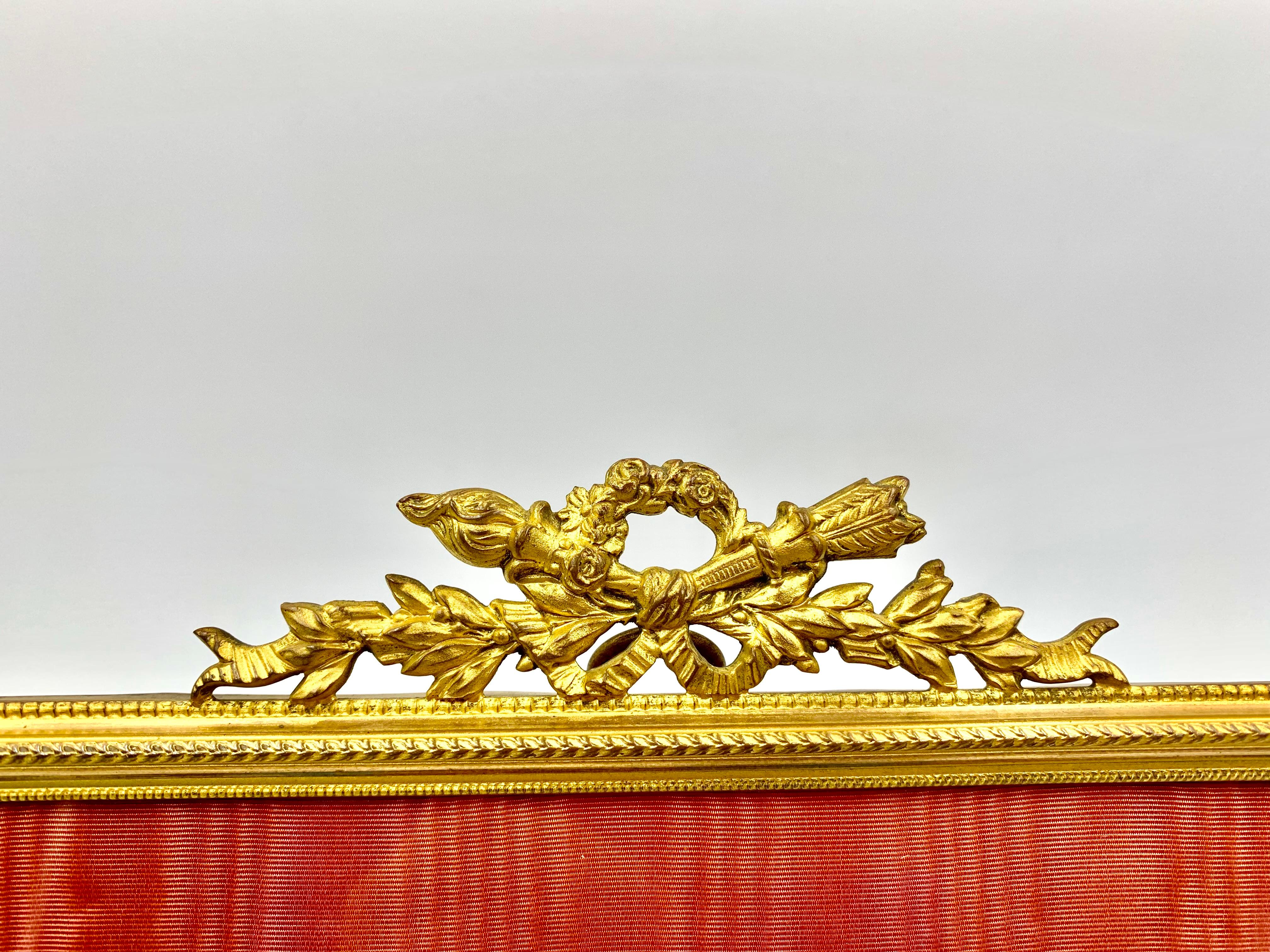 Cadre de photographie en bronze doré pour trophées d'amour français du 19ème siècle de style Louis XVI
Il est orné d'une élégante bordure de feuilles de laurier et d'un écusson ciselé à la main avec une couronne florale circulaire, un grand arc, un