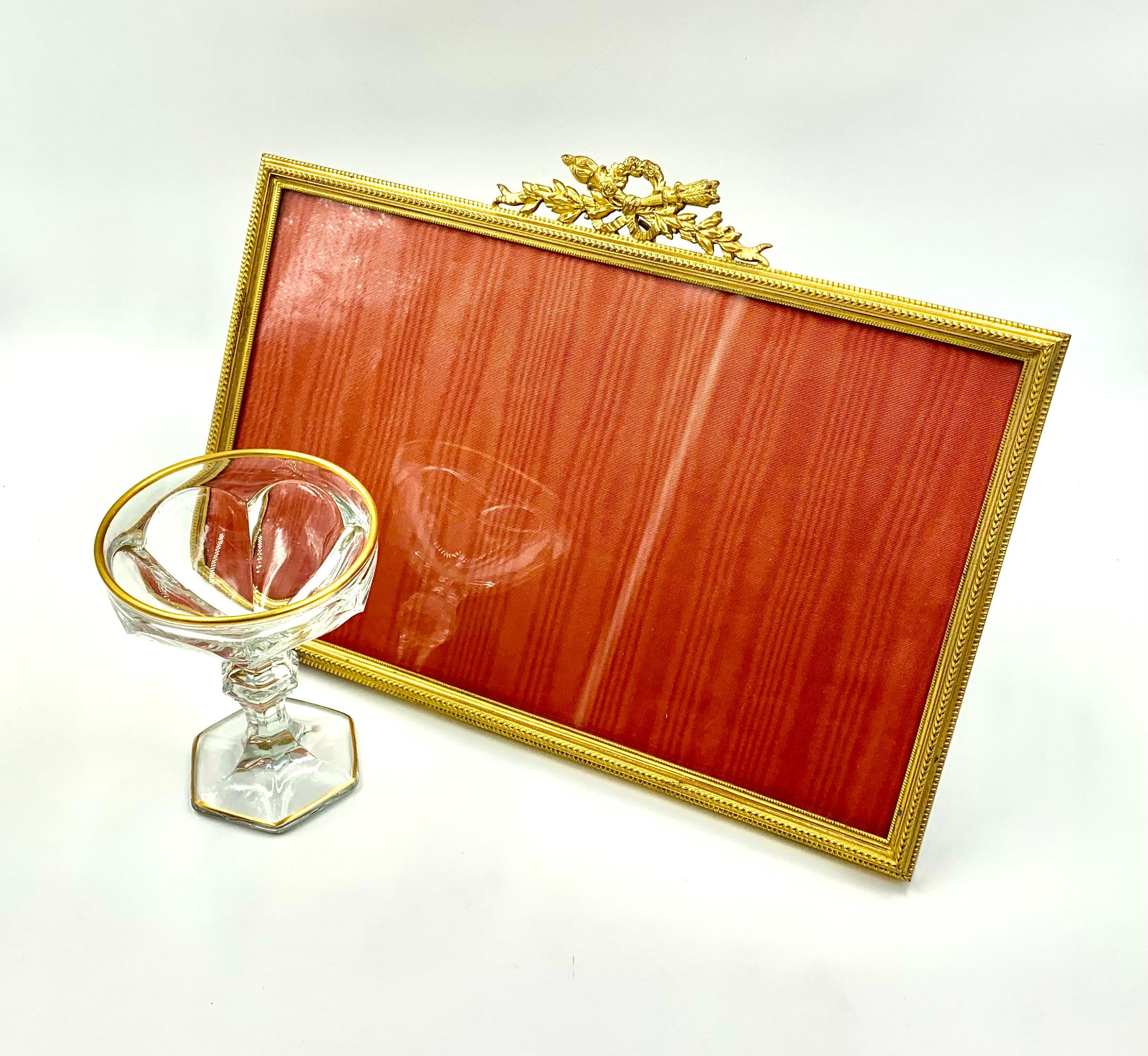 Grand cadre photo ancien de style Louis XVI en bronze français avec trophées d'amour en vente 1