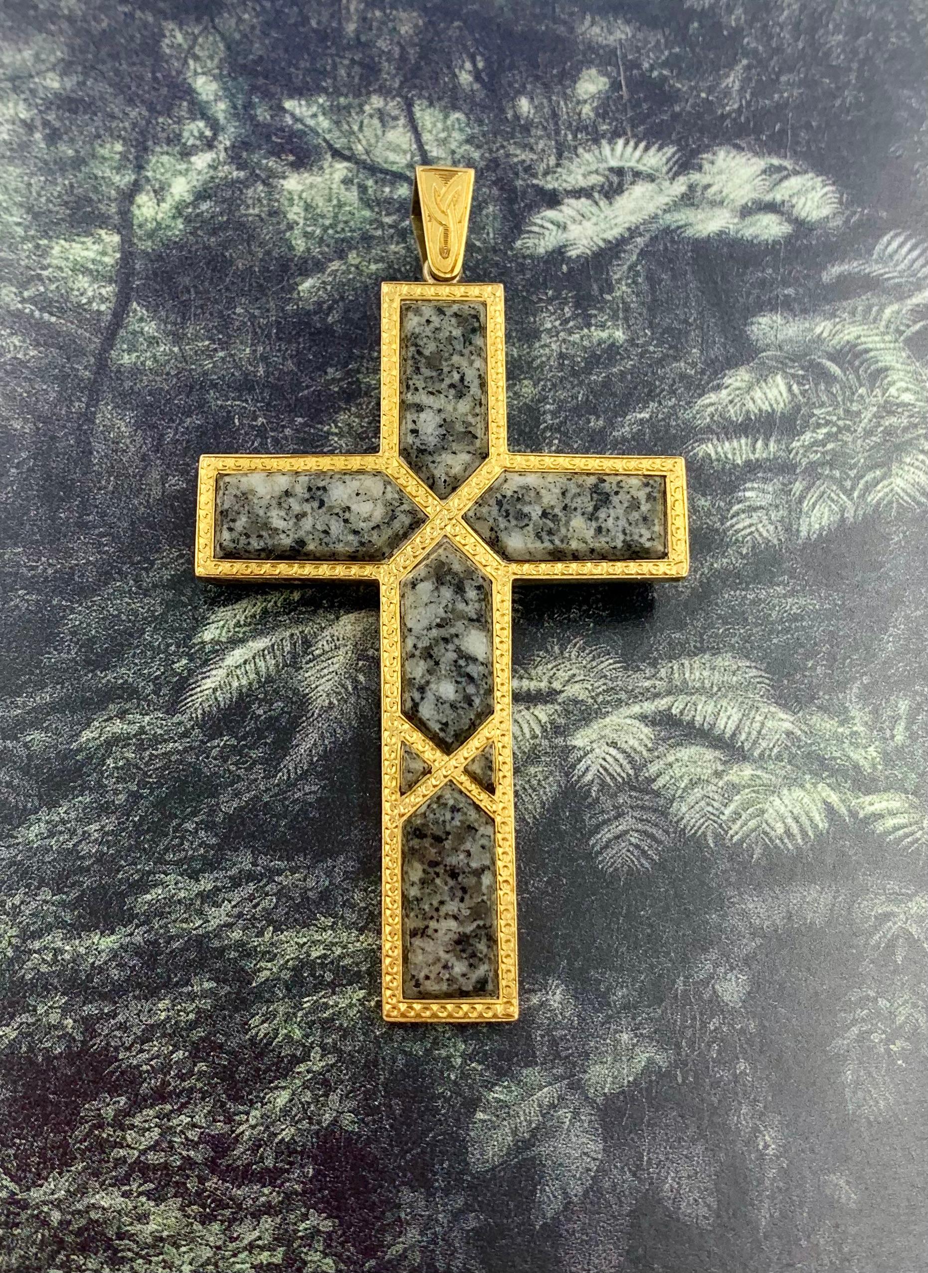 Les bijoux écossais anciens sont connus pour leur qualité exceptionnelle, leur design distinctif et leur parrainage par la reine Victoria et le prince Albert. Les plus belles pièces ont été réalisées en or 14K et 15K avec des pierres précieuses