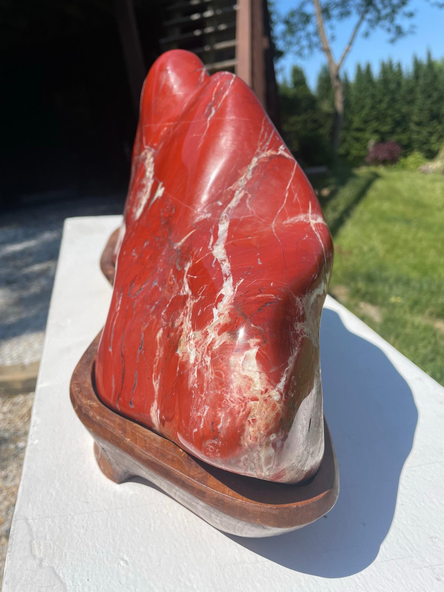 Grande Scholar Rock Suiseki rouge brillante des « Twin Peaks » en vente 3