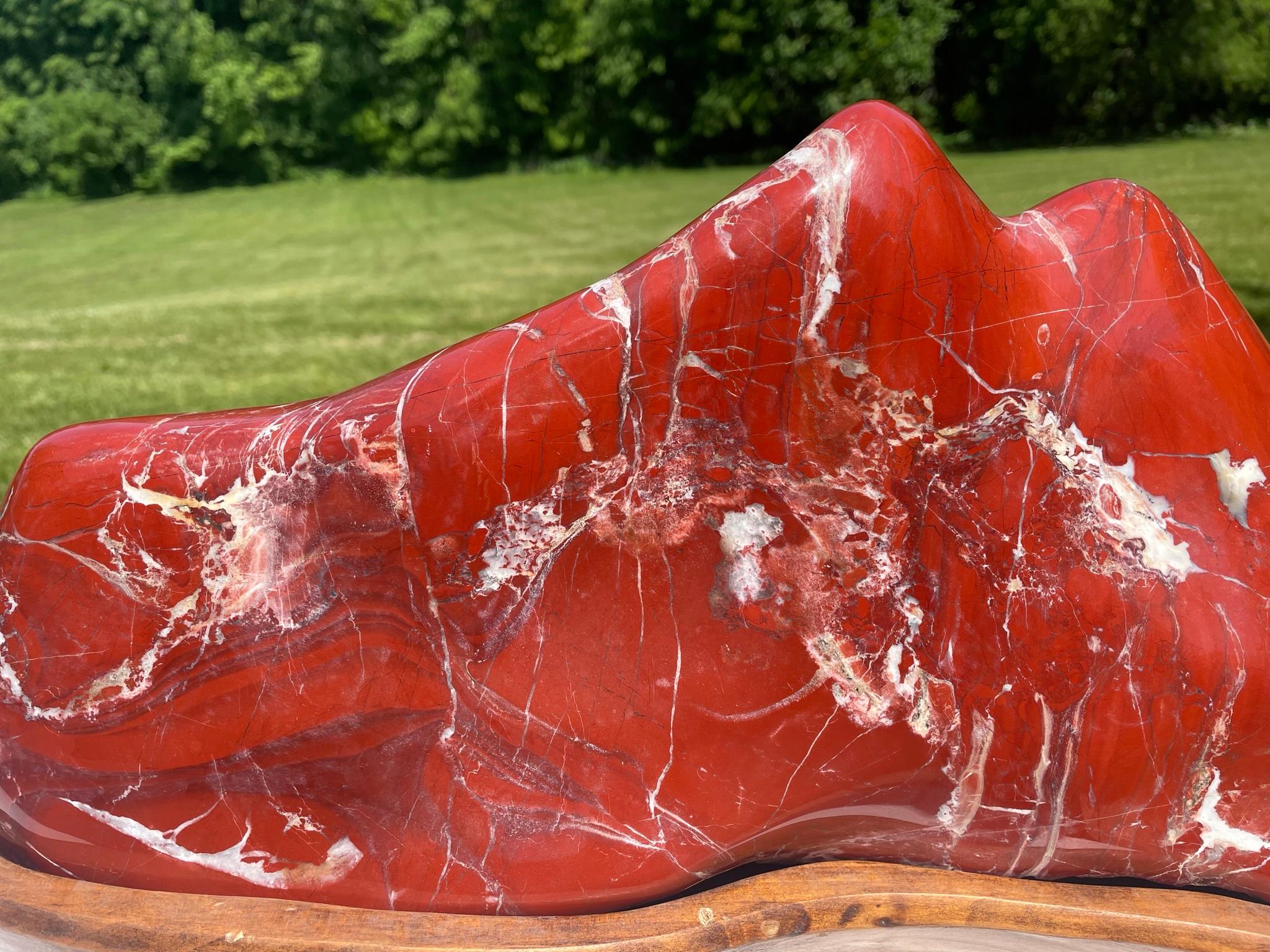 Grande Scholar Rock Suiseki rouge brillante des « Twin Peaks » Bon état - En vente à South Burlington, VT