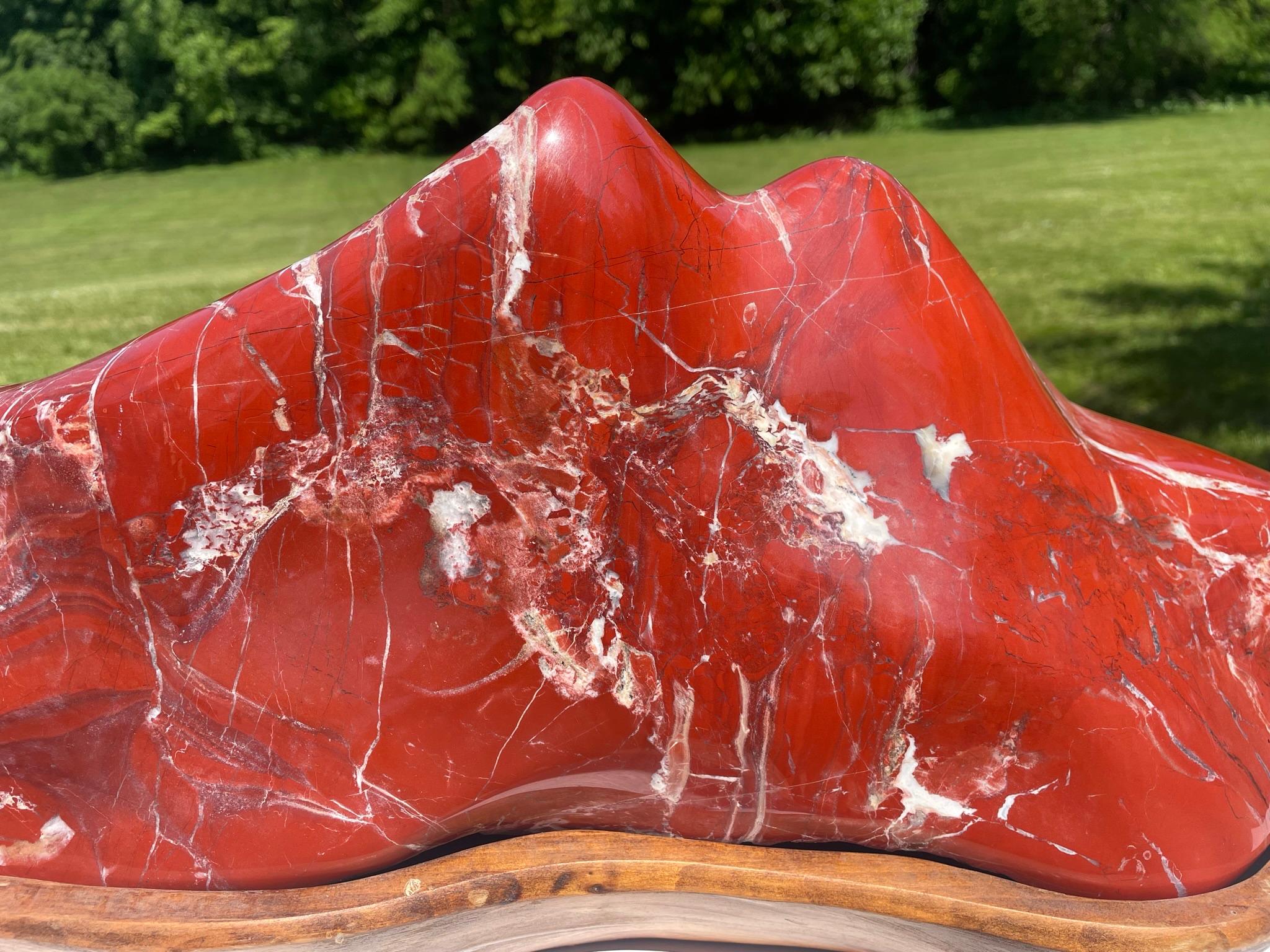 20ième siècle Grande Scholar Rock Suiseki rouge brillante des « Twin Peaks » en vente