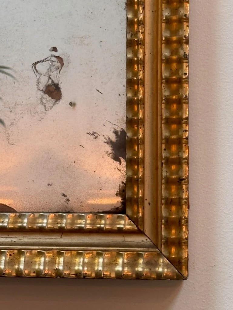 Feiner, großer, geschnitzter und vergoldeter Directoire-Spiegel mit (abnehmbarem) Wappen (Mercury-Glas) im Angebot