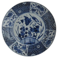 Großer chinesischer Teller oder Platzteller mit Kangxi-Marke aus Porzellan in Blau und Weiß, um 1710