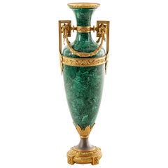Grande urne en malachite montée sur bronze doré de style Louis XVI du début du 20e siècle