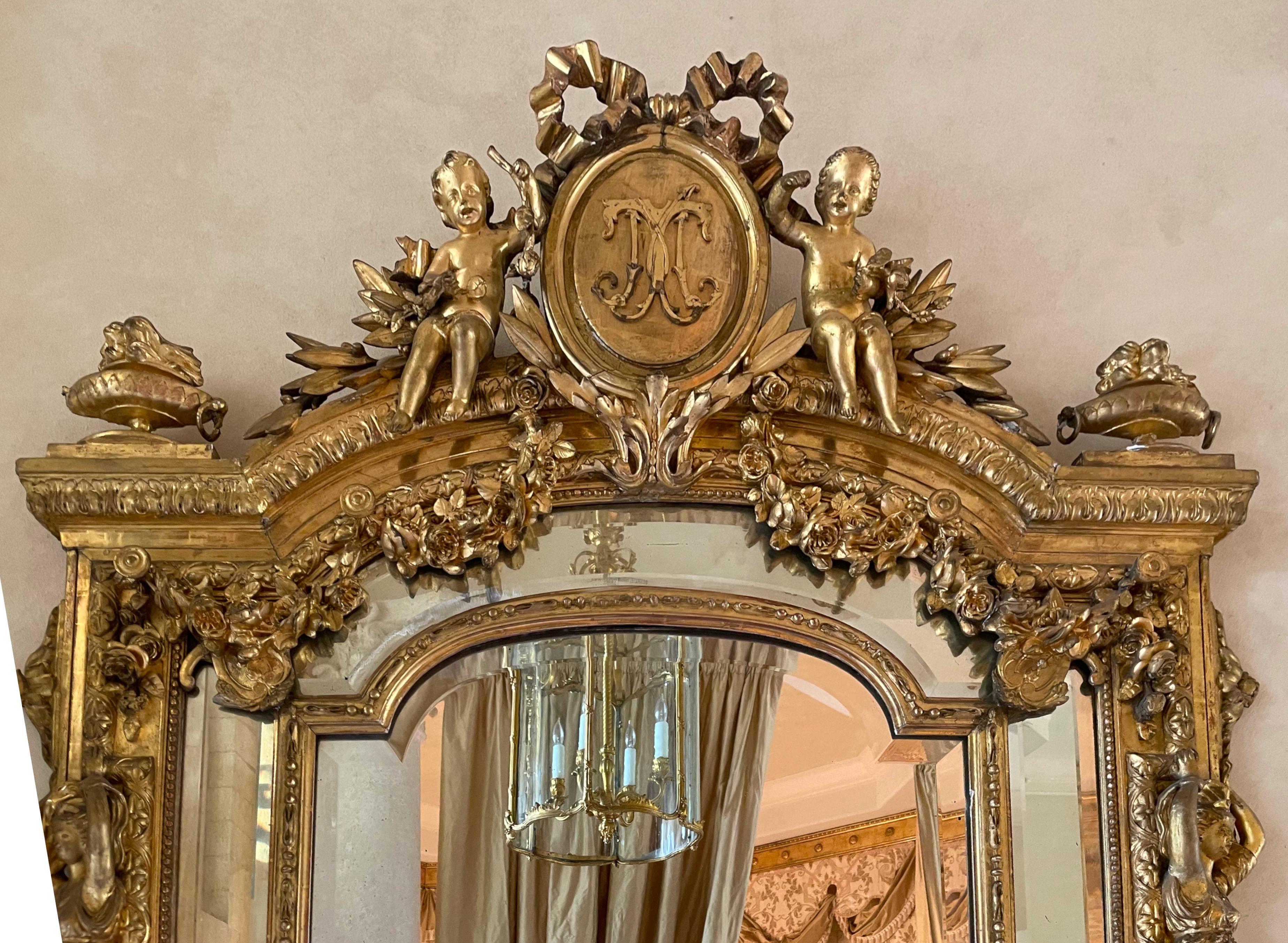 Grande specchio francese in legno dorato In condizioni buone in vendita a West Palm Beach, FL