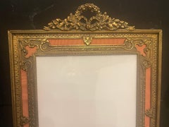 Großer französischer Louis XVI Bronze-Goldbronze-Bilderrahmen mit Blumenkrone