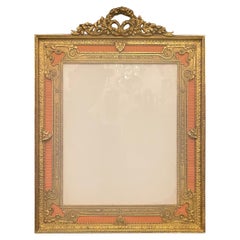 Grand cadre photo français Louis XVI en bronze doré Couronne Guirlande