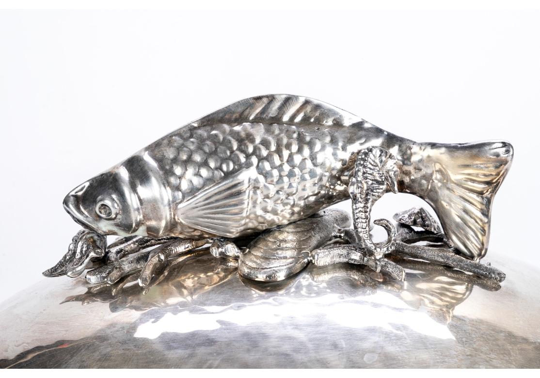 Server a cupola in argento martellato di grandi dimensioni con figure di pesce in vendita 5