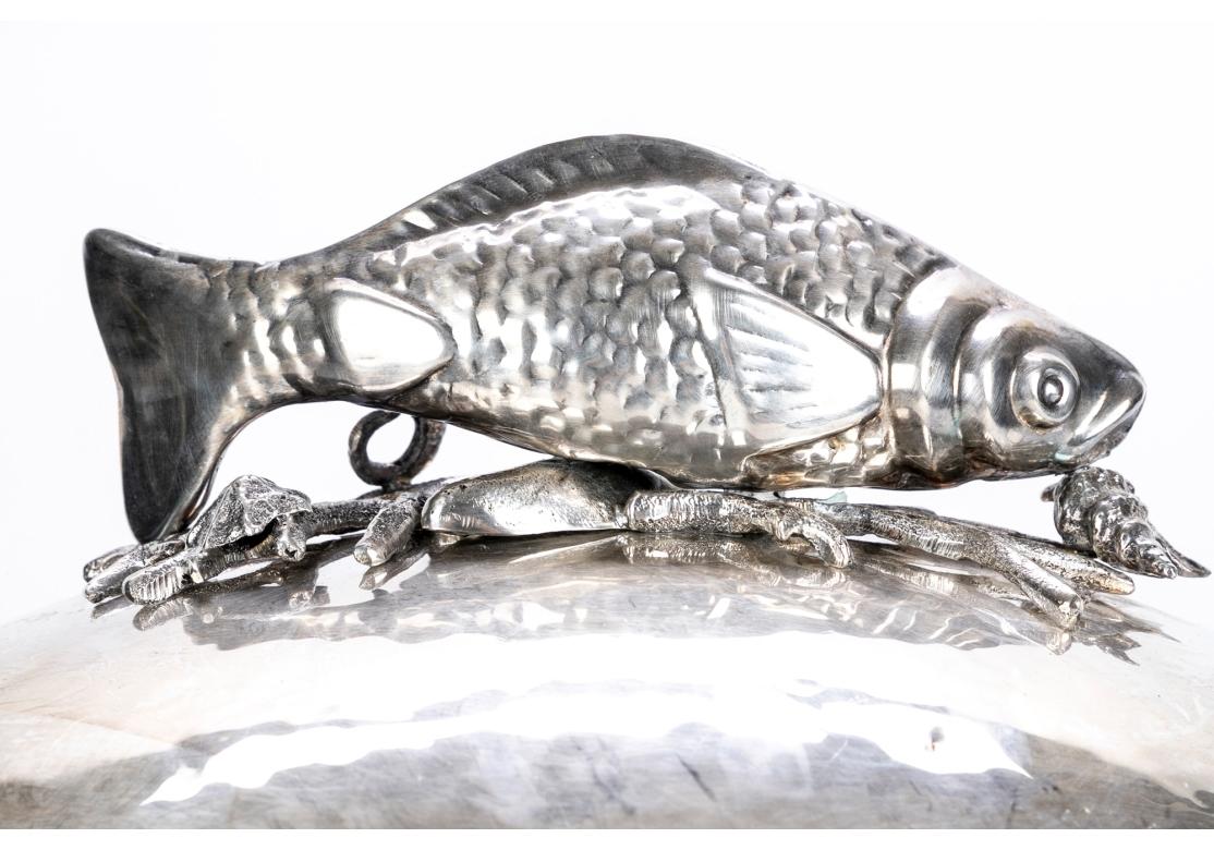 Server a cupola in argento martellato di grandi dimensioni con figure di pesce in vendita 6