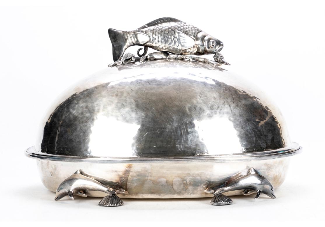 Hollywood Regency Server a cupola in argento martellato di grandi dimensioni con figure di pesce in vendita