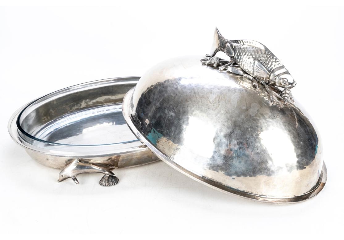 Martellato Server a cupola in argento martellato di grandi dimensioni con figure di pesce in vendita