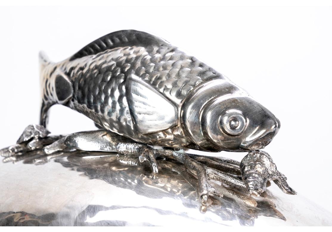 Server a cupola in argento martellato di grandi dimensioni con figure di pesce In condizioni buone in vendita a Bridgeport, CT