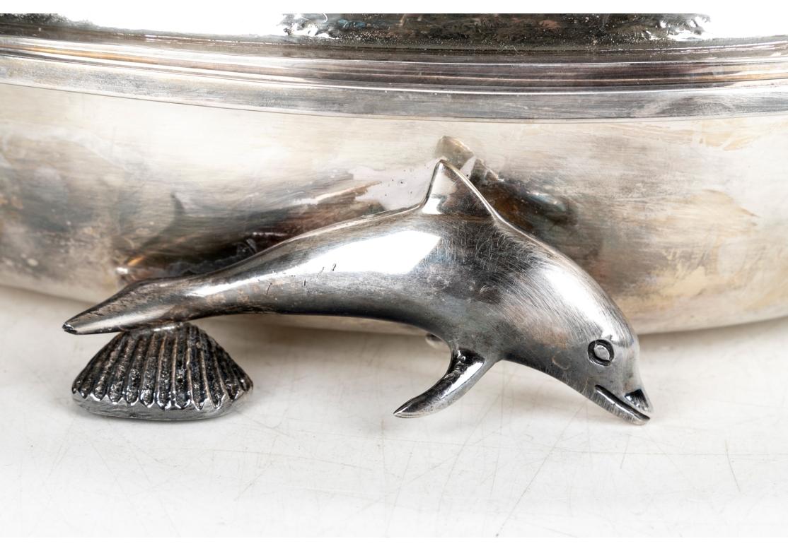 XX secolo Server a cupola in argento martellato di grandi dimensioni con figure di pesce in vendita