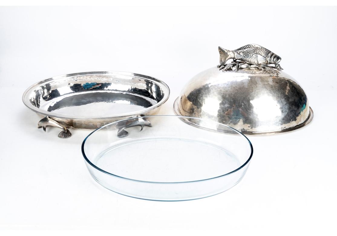 Placcato argento Server a cupola in argento martellato di grandi dimensioni con figure di pesce in vendita