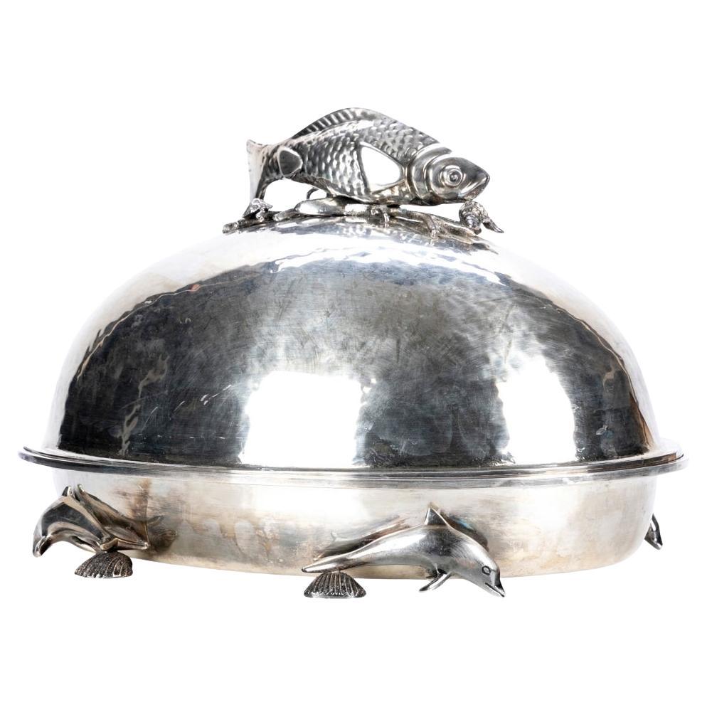 Server a cupola in argento martellato di grandi dimensioni con figure di pesce in vendita