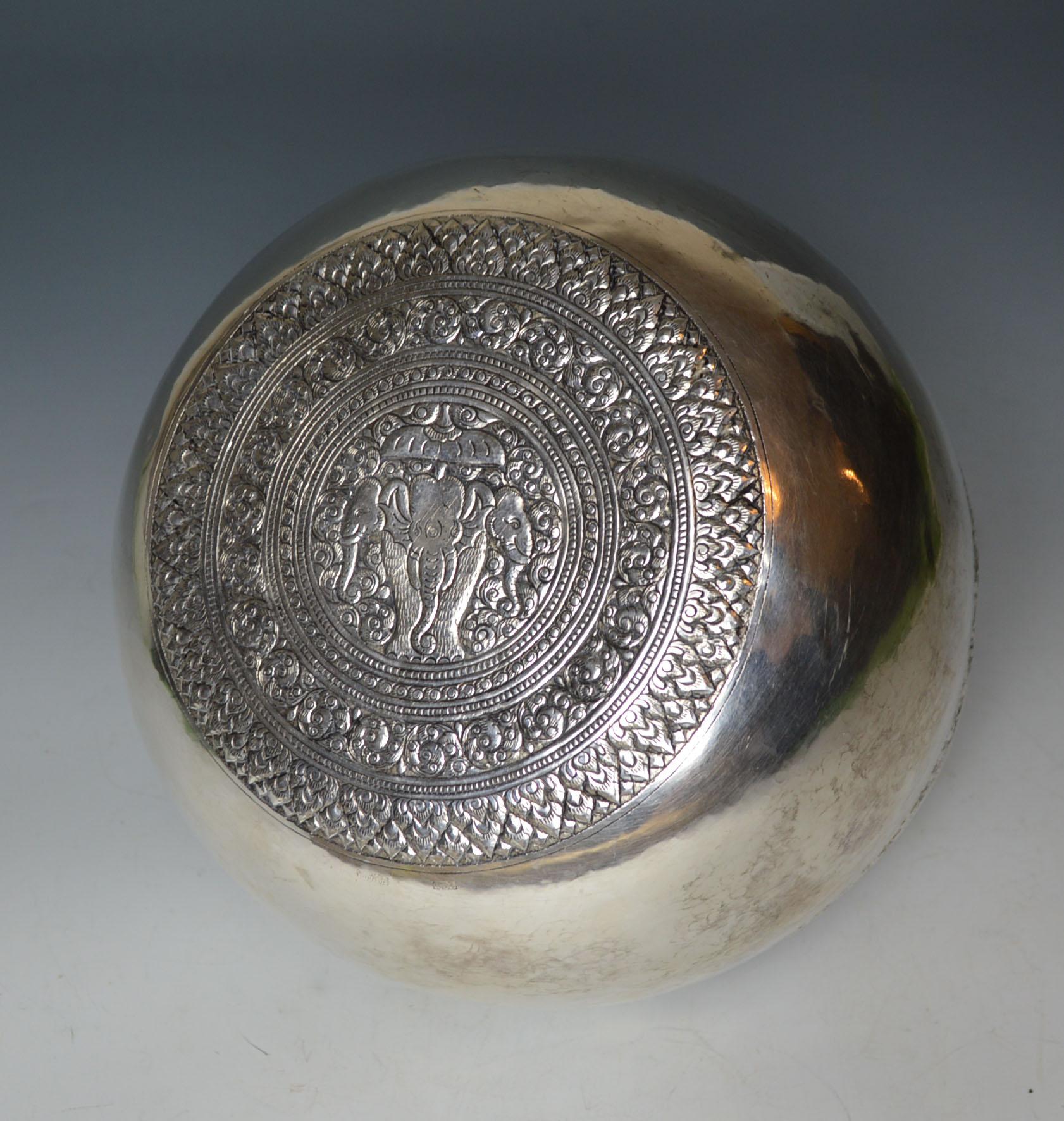 Fine Large Laotian Asian Silver Decorated Bowl Laos In Good Condition In London, GB