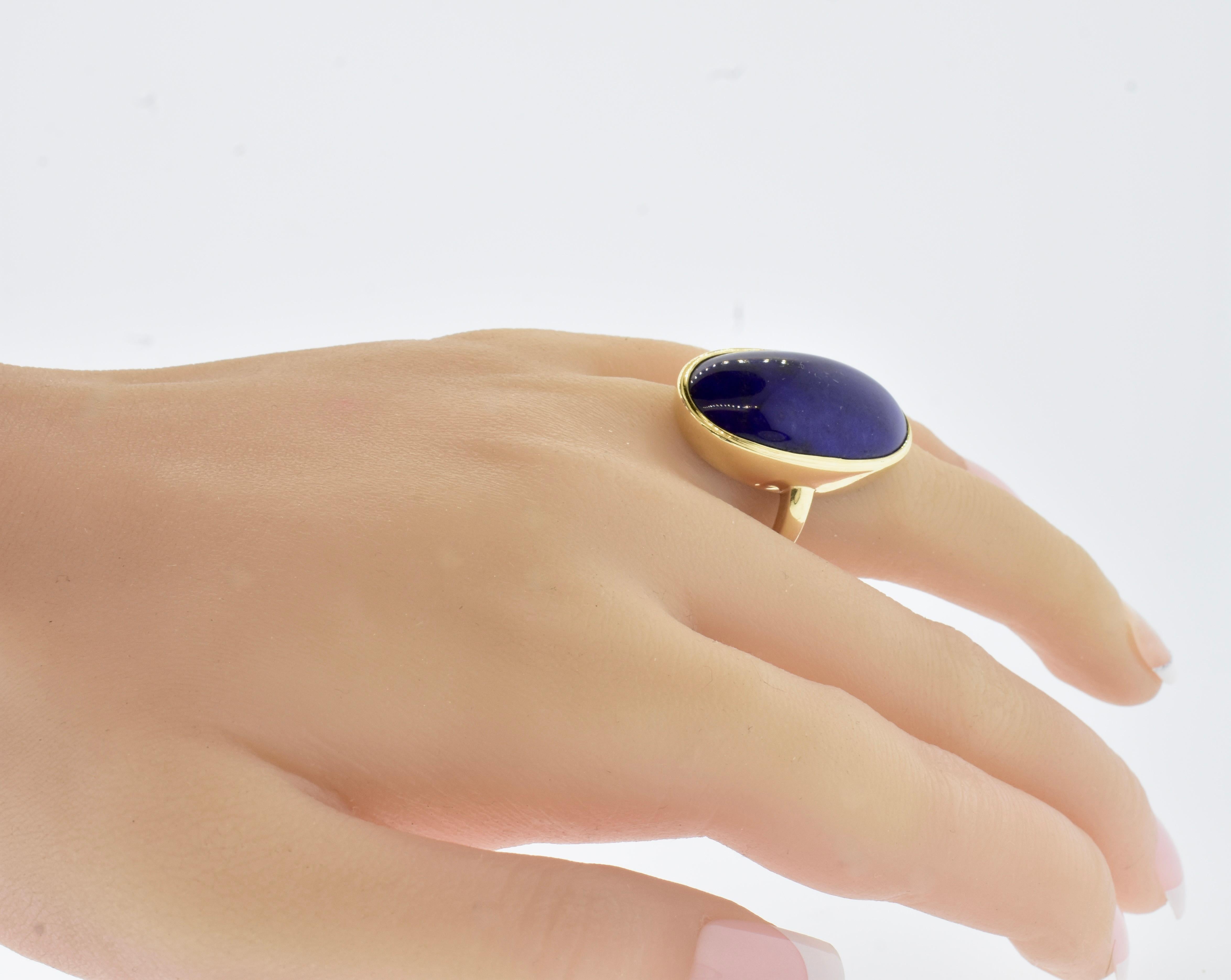 Cabochon Fine Large Lapis displaying a vivid deep blue & Yellow Gold Vintage Ring c. 1950 For Sale