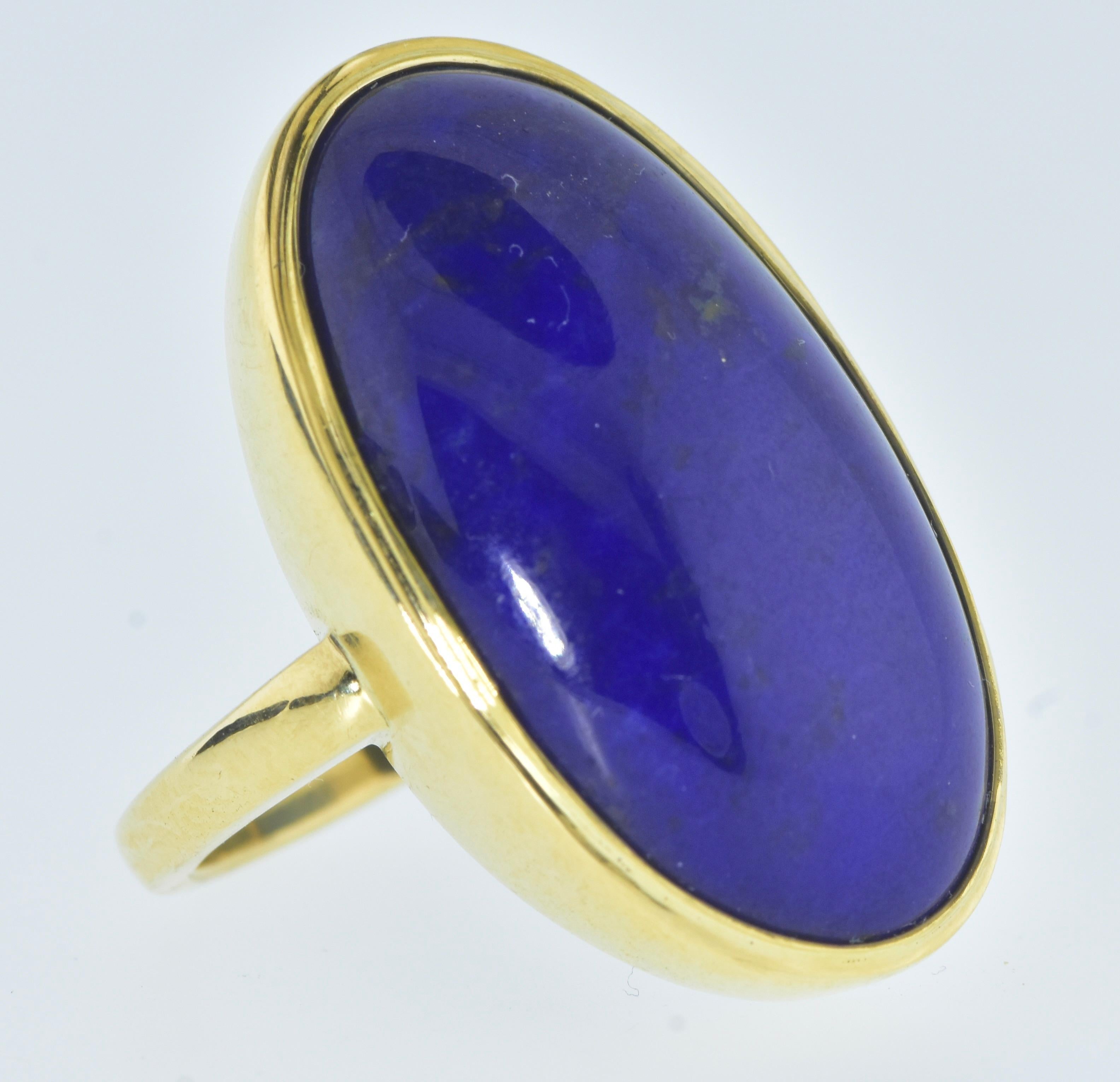 Fine Large Lapis displaying a vivid deep blue & Yellow Gold Vintage Ring c. 1950 In Excellent Condition For Sale In Aspen, CO