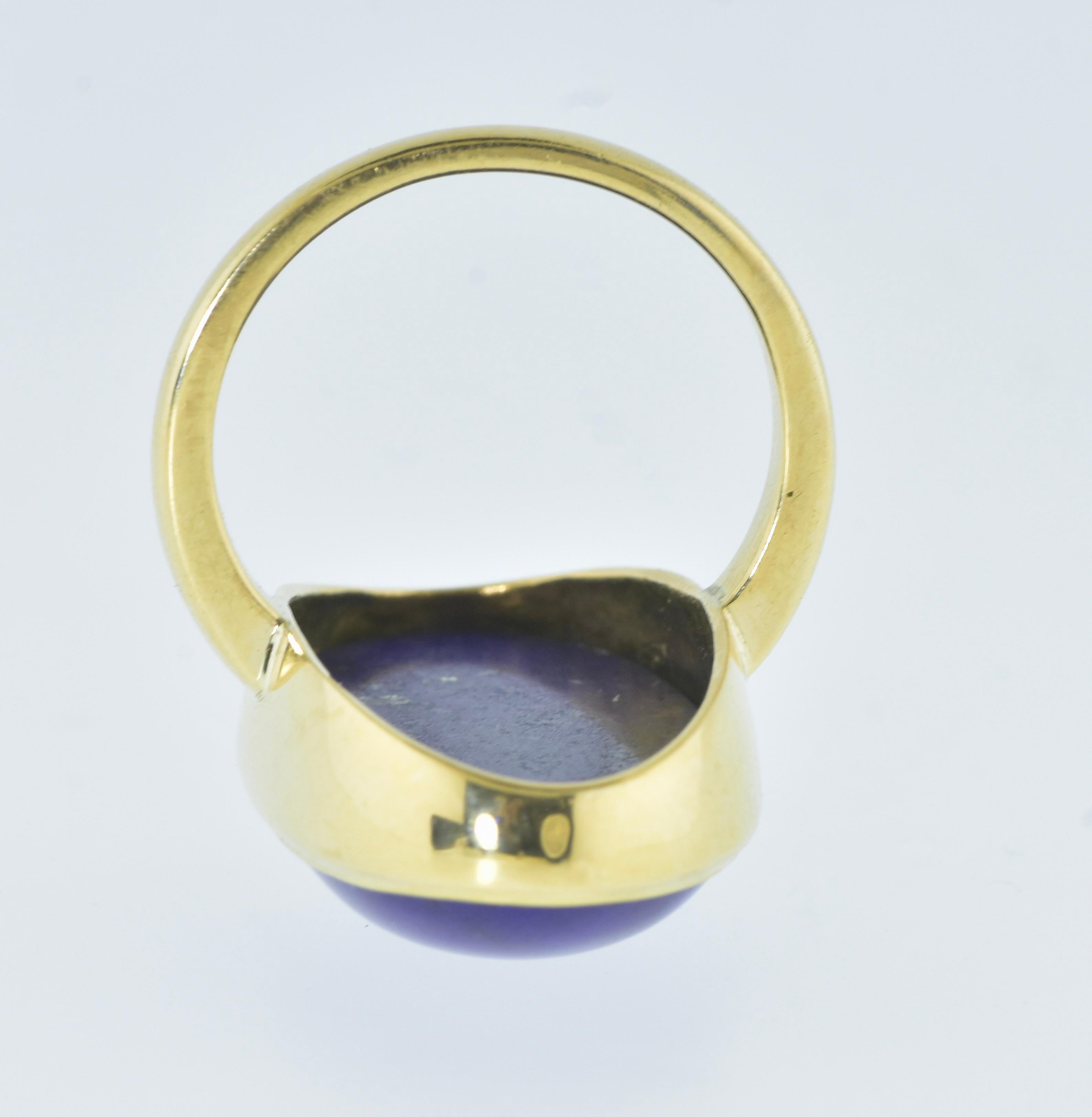 Women's or Men's Fine Large Lapis displaying a vivid deep blue & Yellow Gold Vintage Ring c. 1950 For Sale
