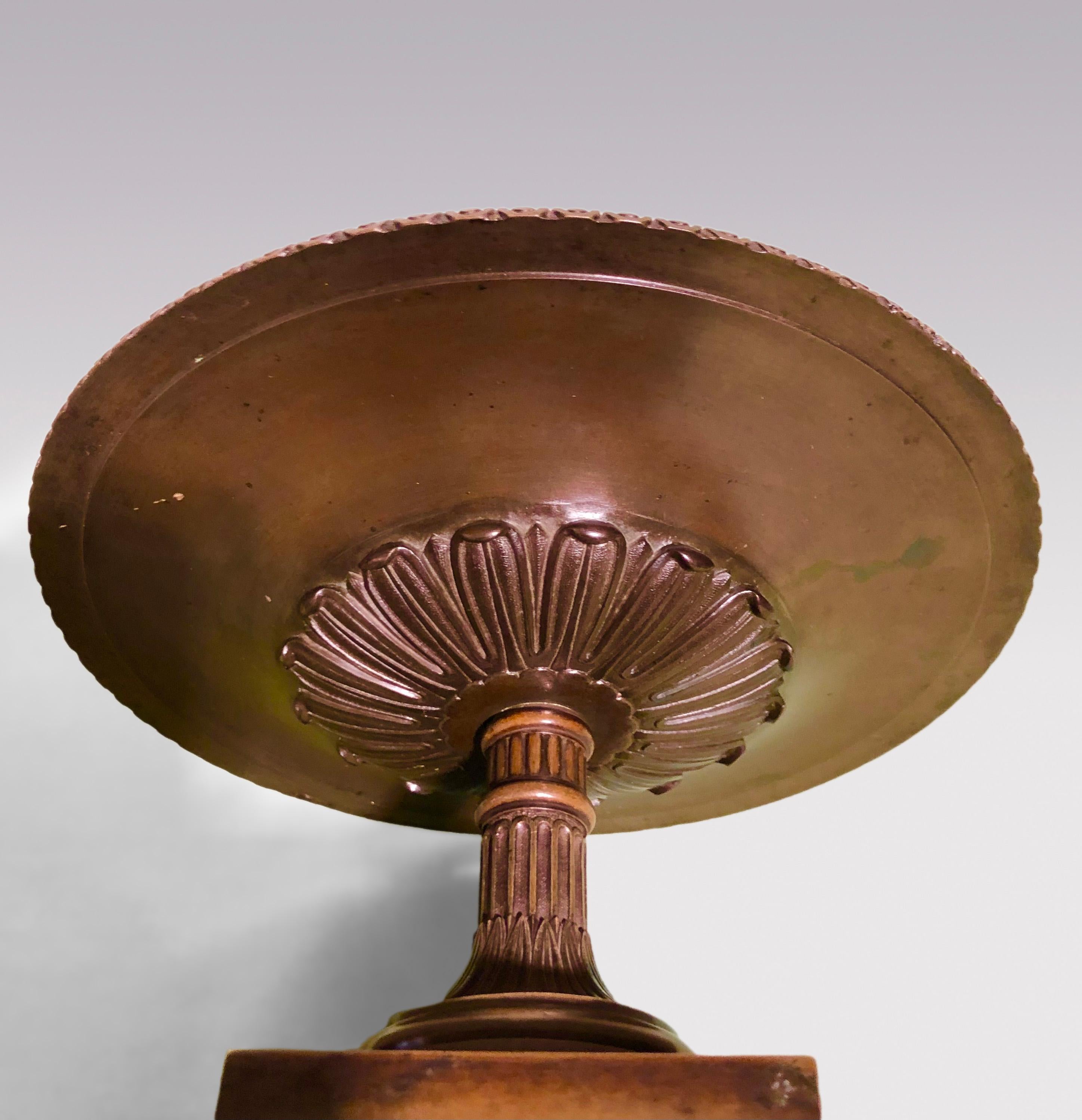 Regency Paire de grandes tazzas en bronze et marbre de la période Régence en vente