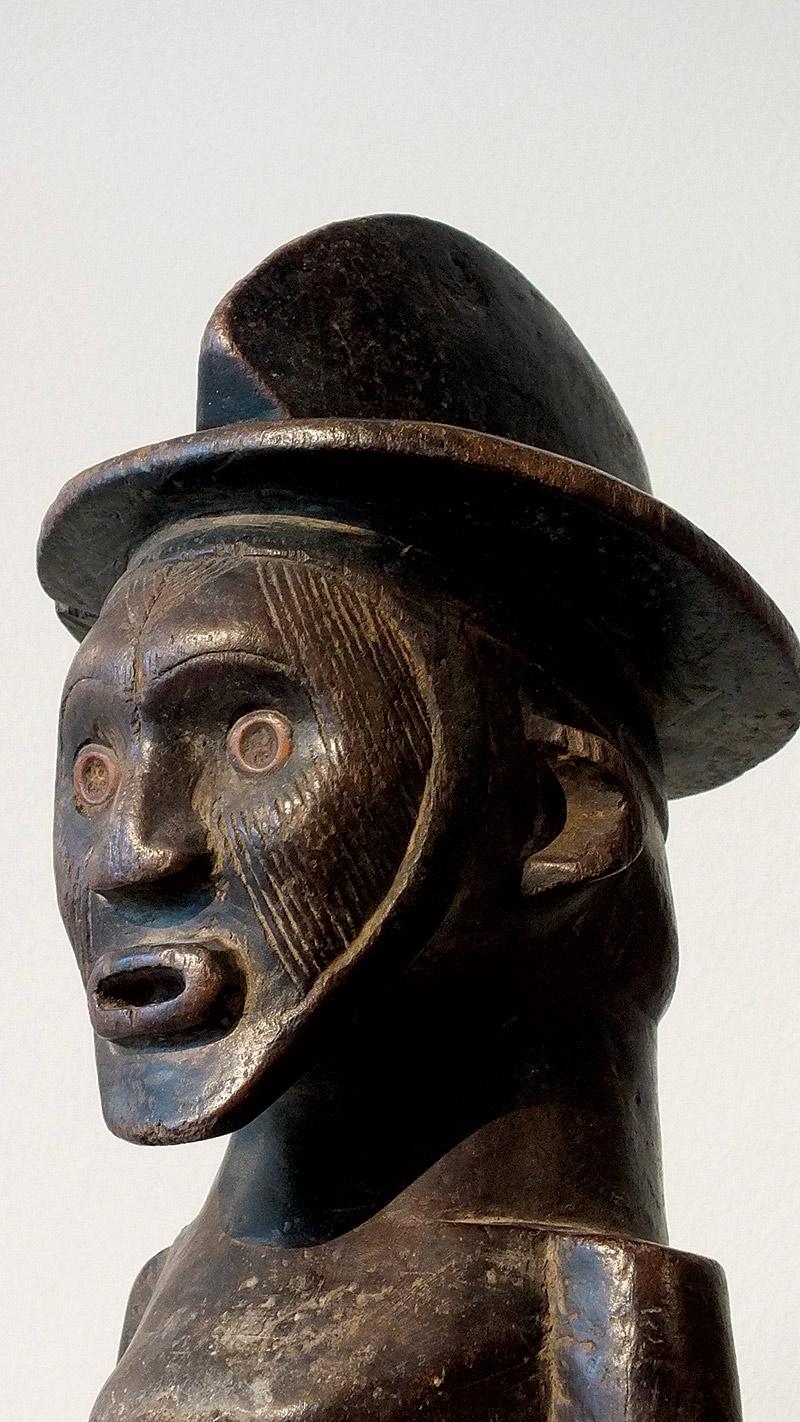 Early 20th century
Democratic Republic of Congo. former Zaire
Measures: High 50 cm.
Provenance: Mr. Jean Delmas, France.
The face with diagonal incised scarification and rectangular beard, button inset eyes, the headdress with tall ridge above a