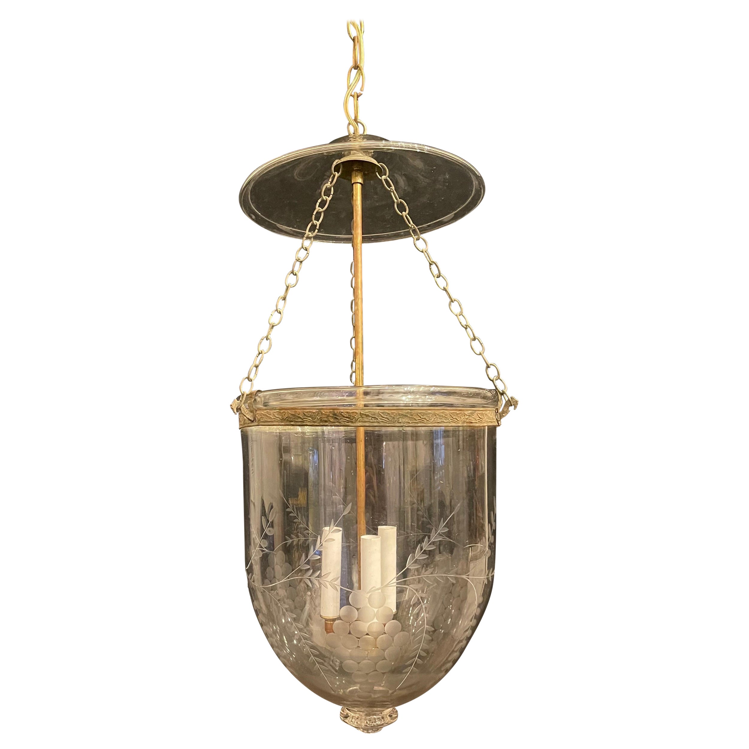 Magnifique grand luminaire néoclassique Vaughan en verre et bronze en forme de cloche