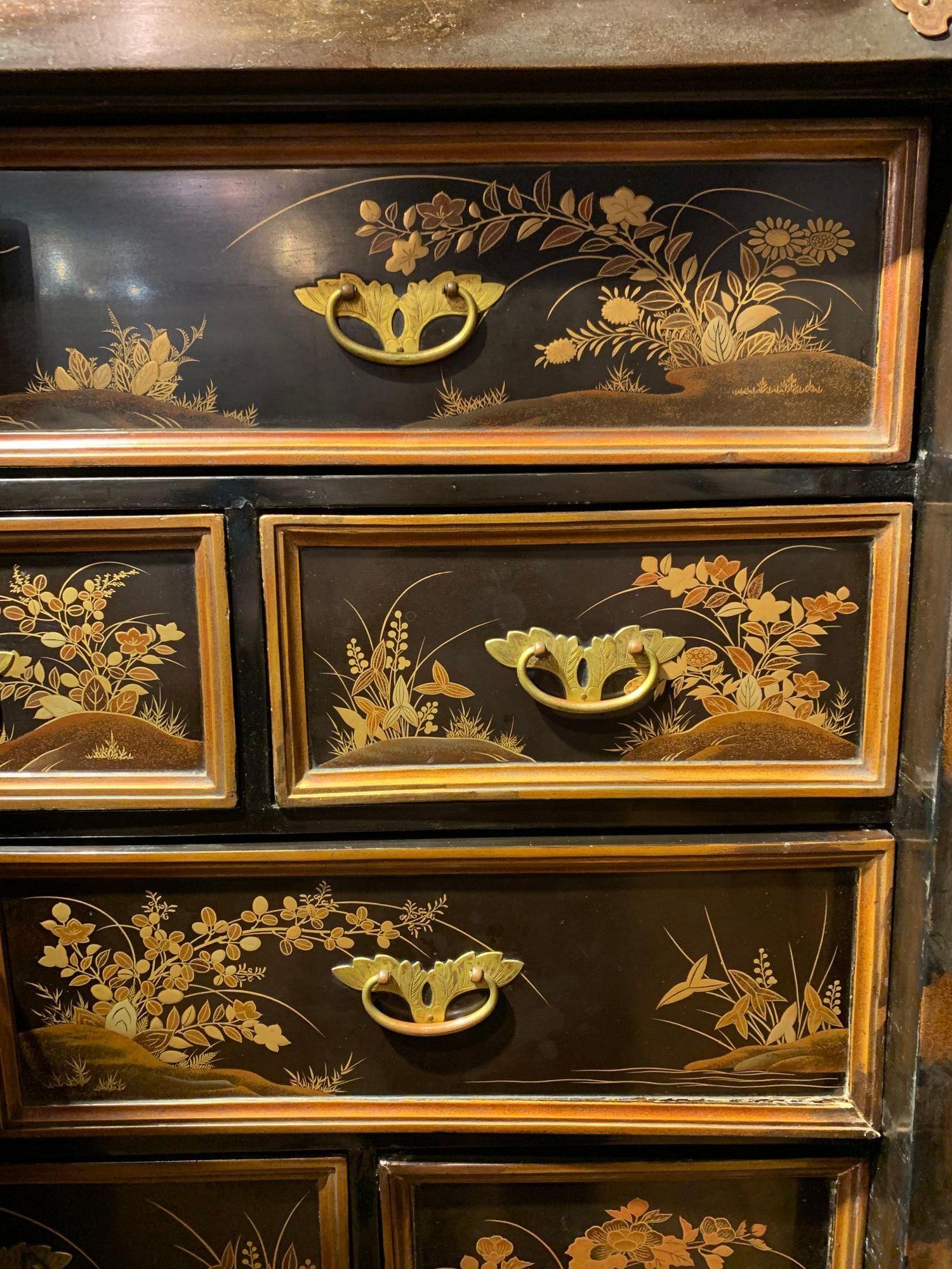Lacquered Fine Late 17th Century Japanese Lacquer Cabinet