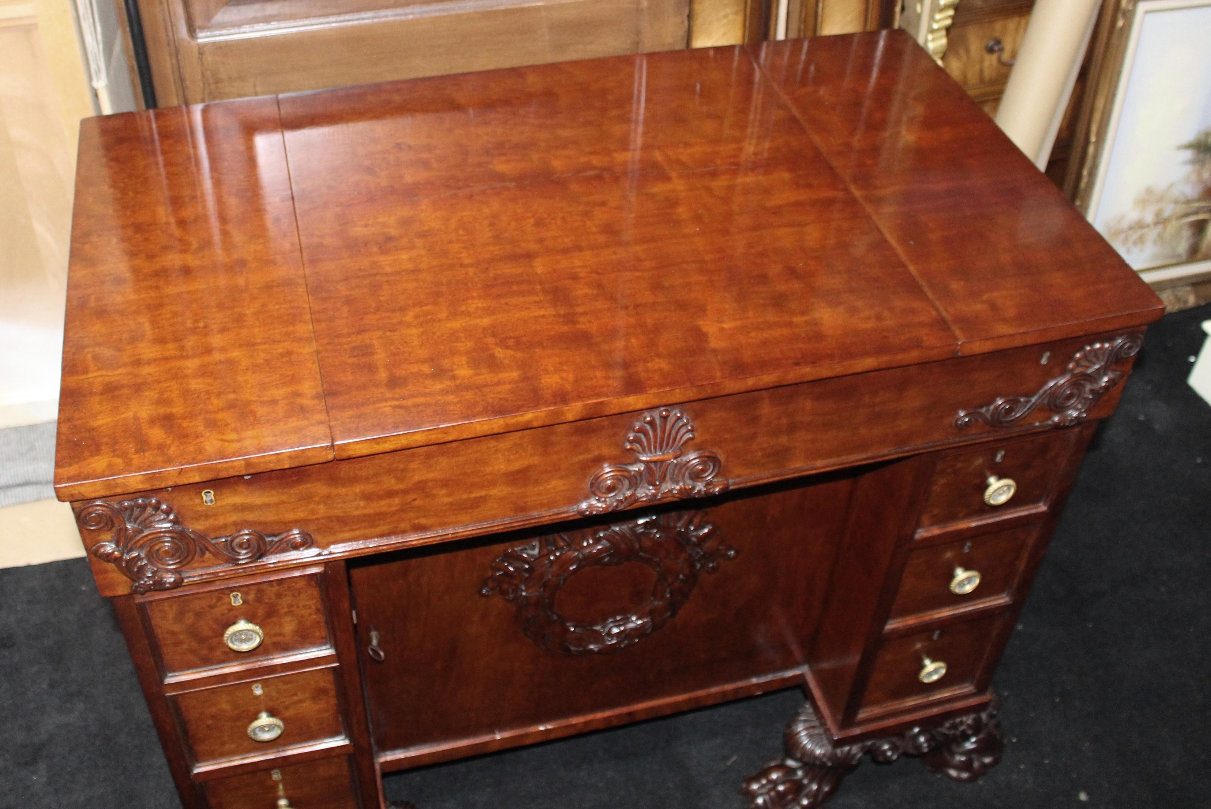 Fine Late 18th c. Mahogany Desk with Carved Feet In Good Condition For Sale In Worcester, GB