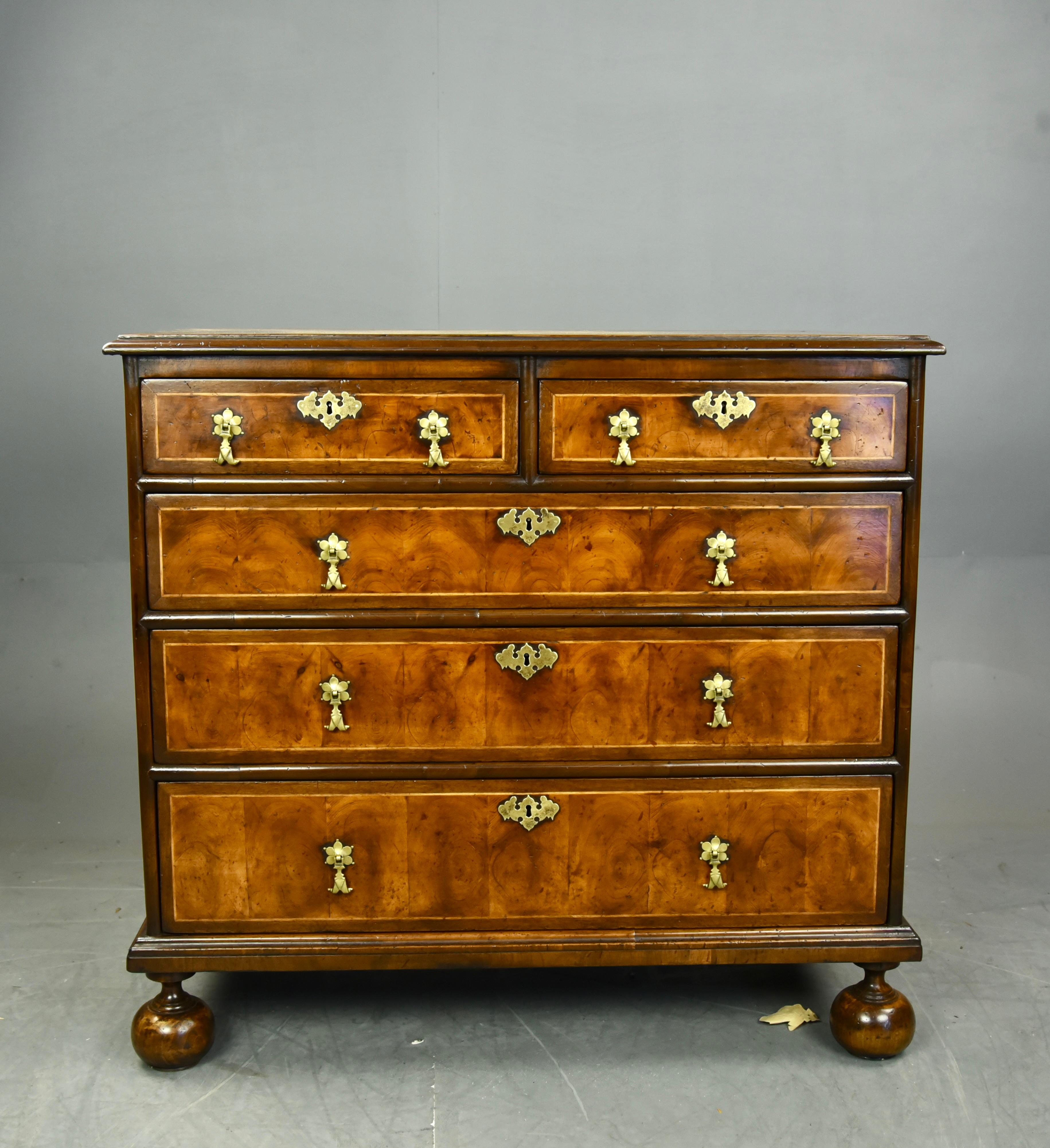 A fine quality late 18th century Queen Anne style oyster veneer chest of drawers.
This stunning chest of drawers has very fine yew oysters with beautiful end crown grain that make this chest of drawers stand out from the crowd.
Oyster chests are