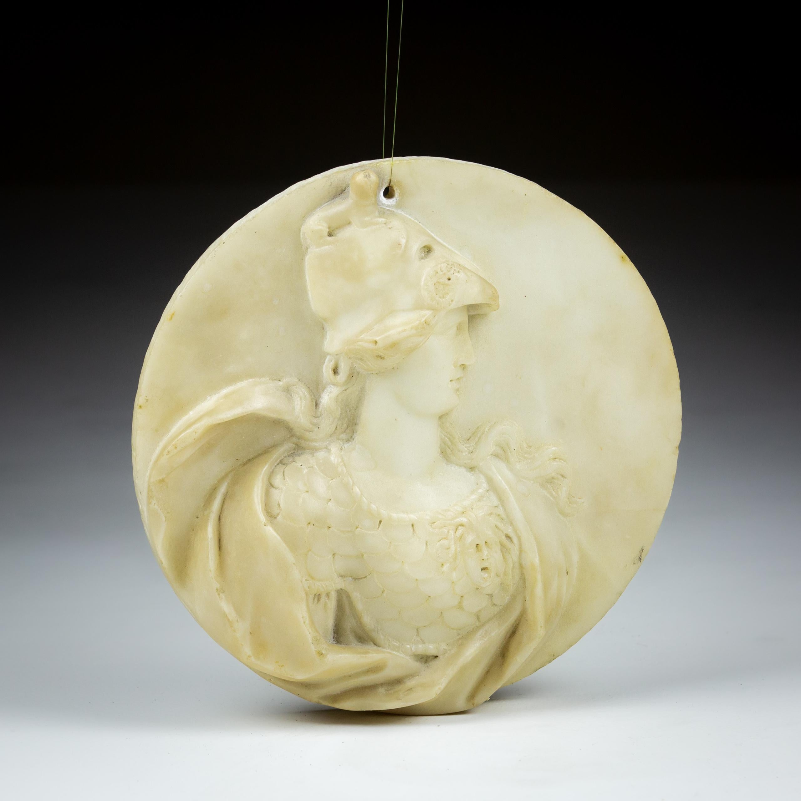Pregevole tondo in marmo del Grand Tour della fine del XVIII secolo raffigurante Atena. Italia Circa 1780.