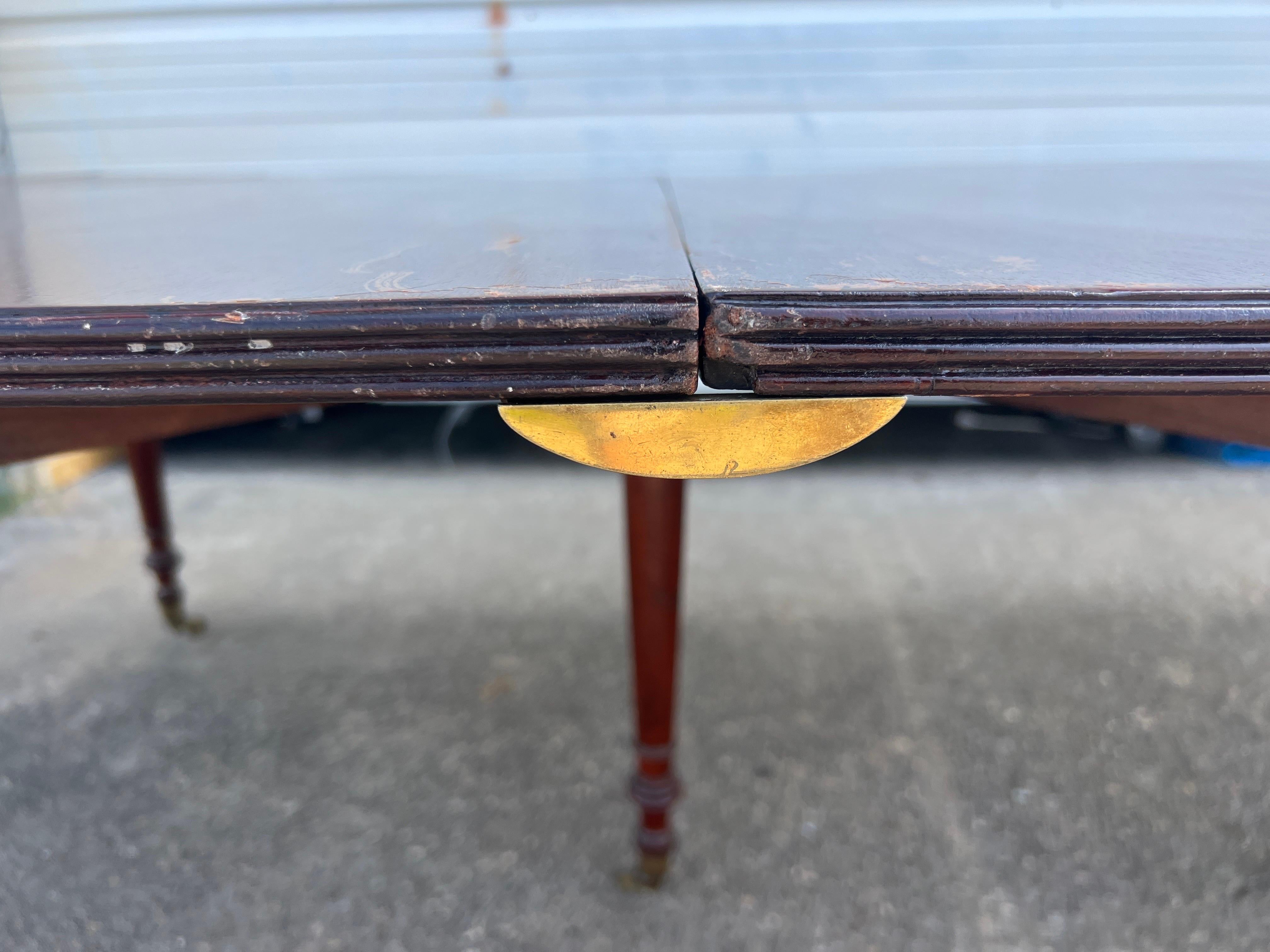 Table de salle à manger en acajou du Directoire français de la fin du XVIIIe siècle et du début du XIXe siècle en vente 5